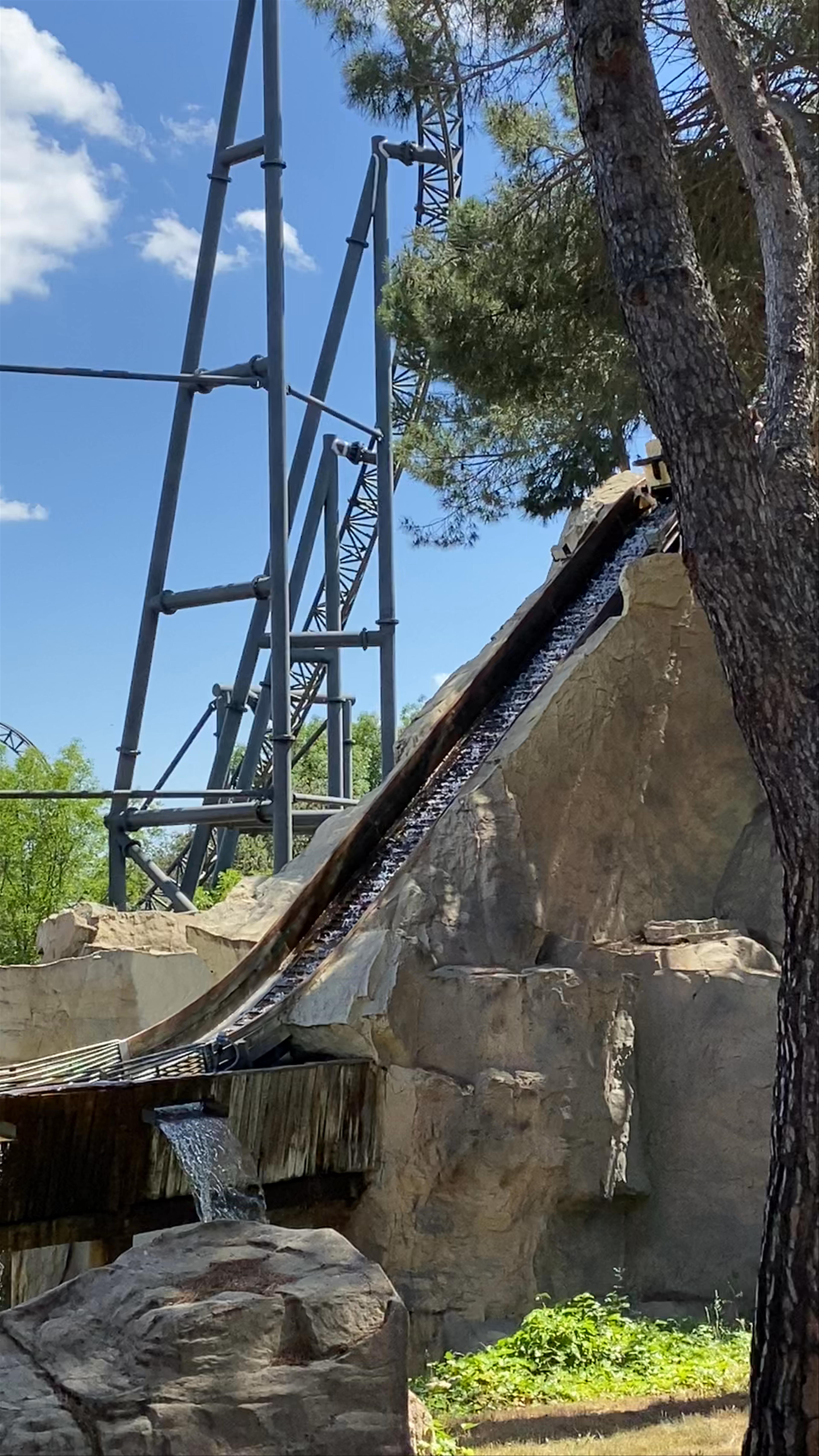 Thrilling Log Flume Ride at Parque de Atracciones de Madrid