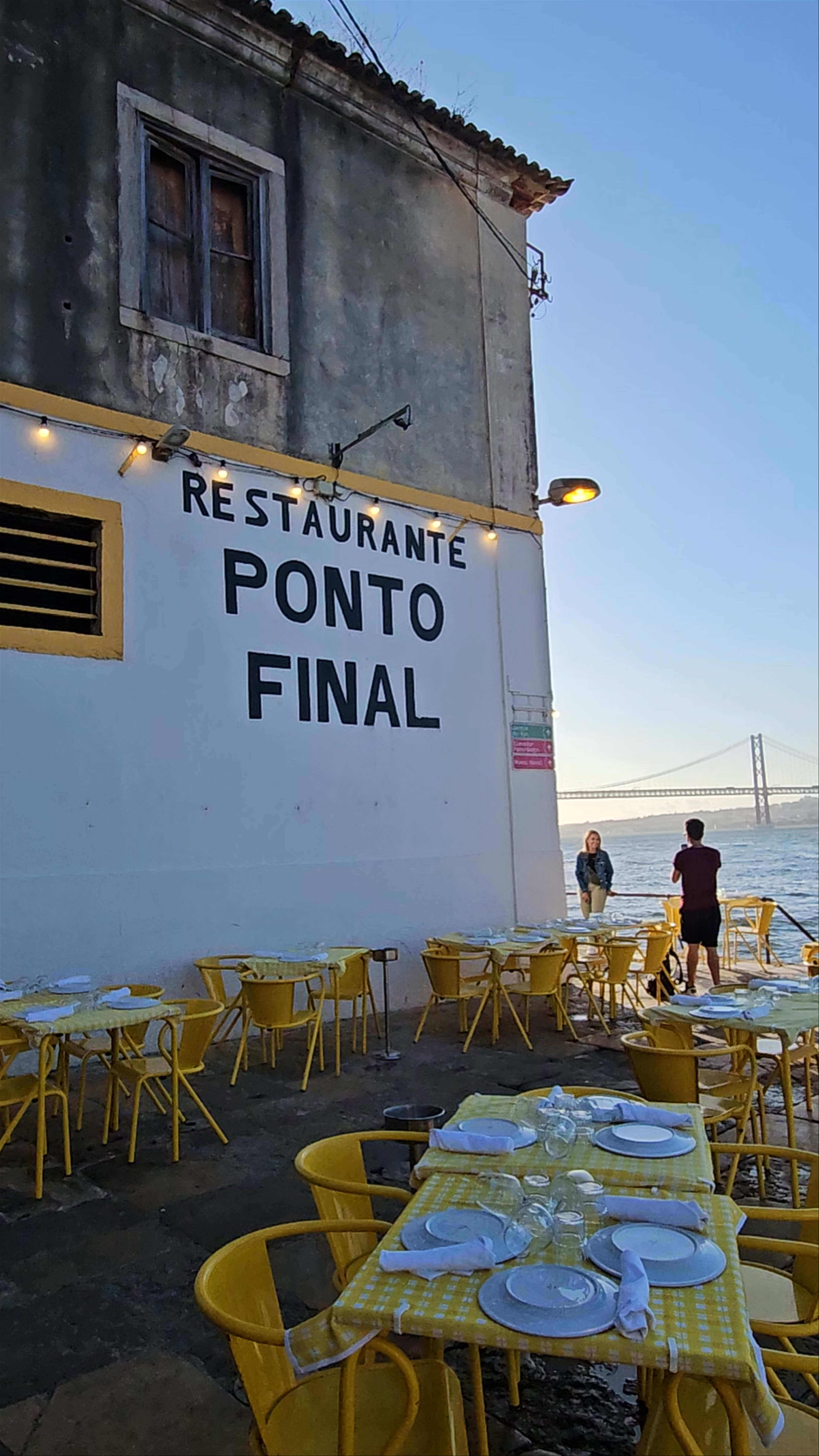 Restaurante Ponto Final: Alfresco Dining by the River in Almada, Portugal