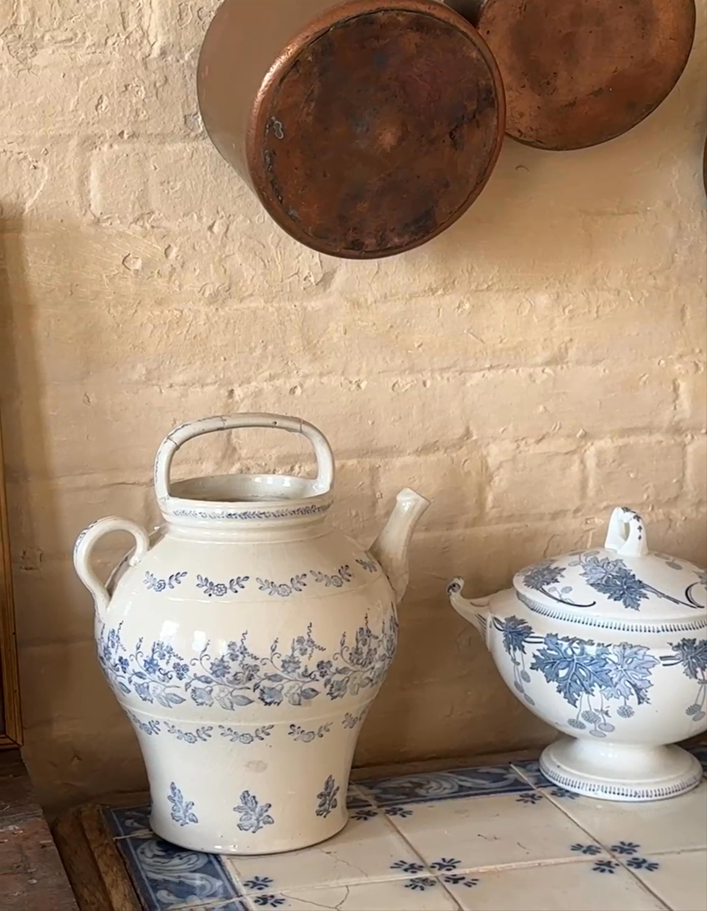 Saint Uze Water Pot