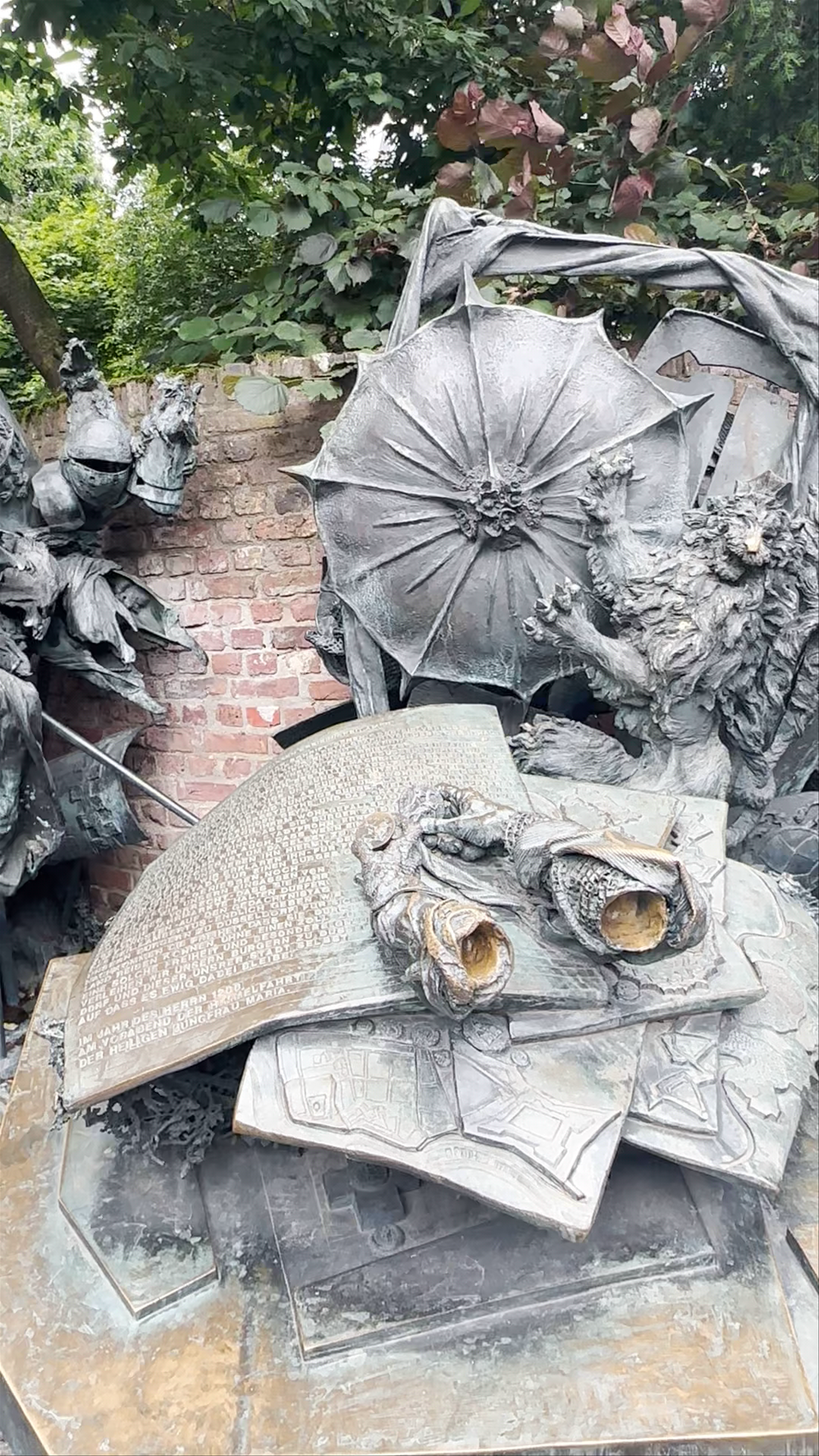 Stadterhebungsmonument: Historical Sculpture in Düsseldorf Marktplatz