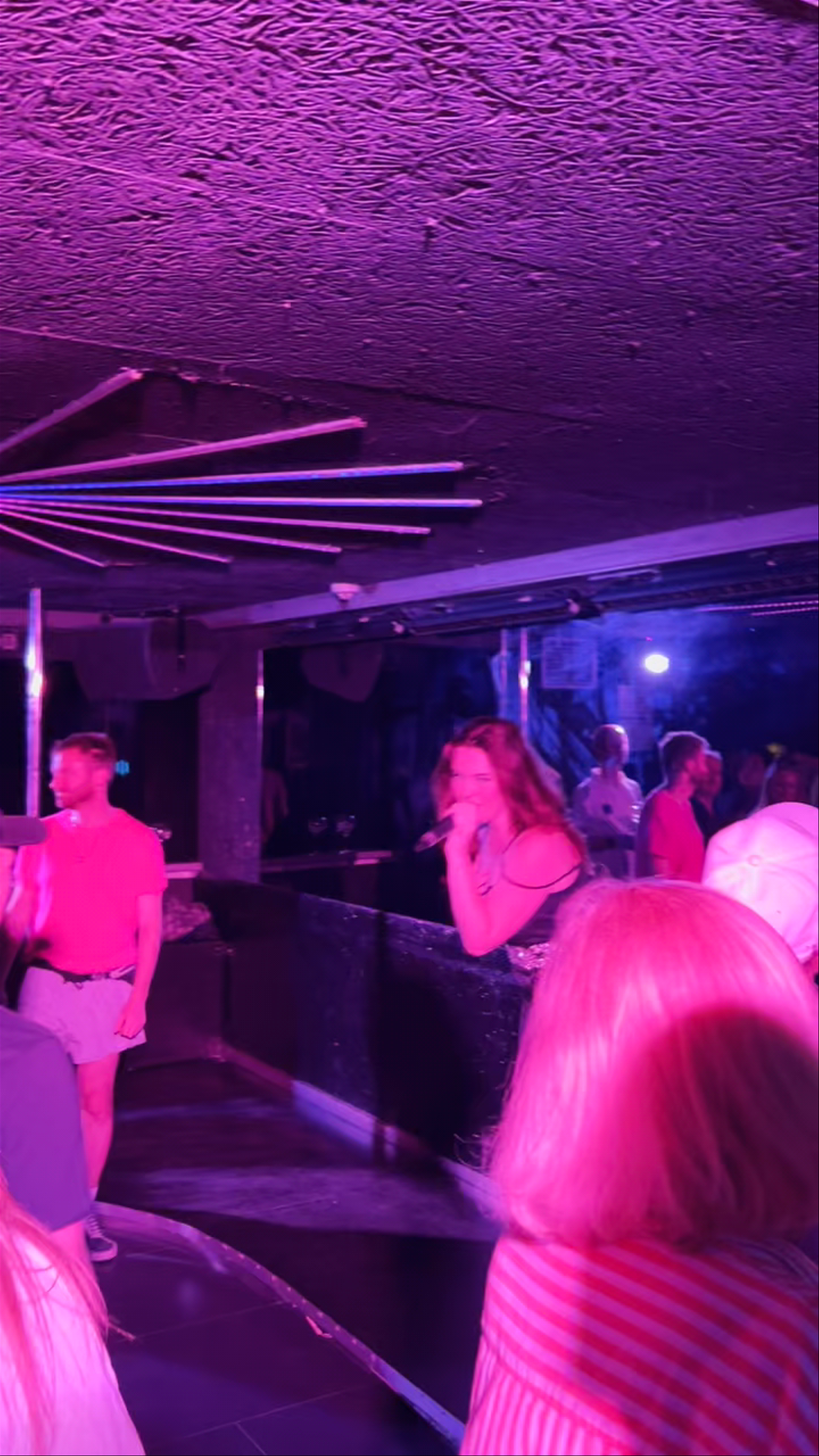 Queenz Cabaret Restaurant