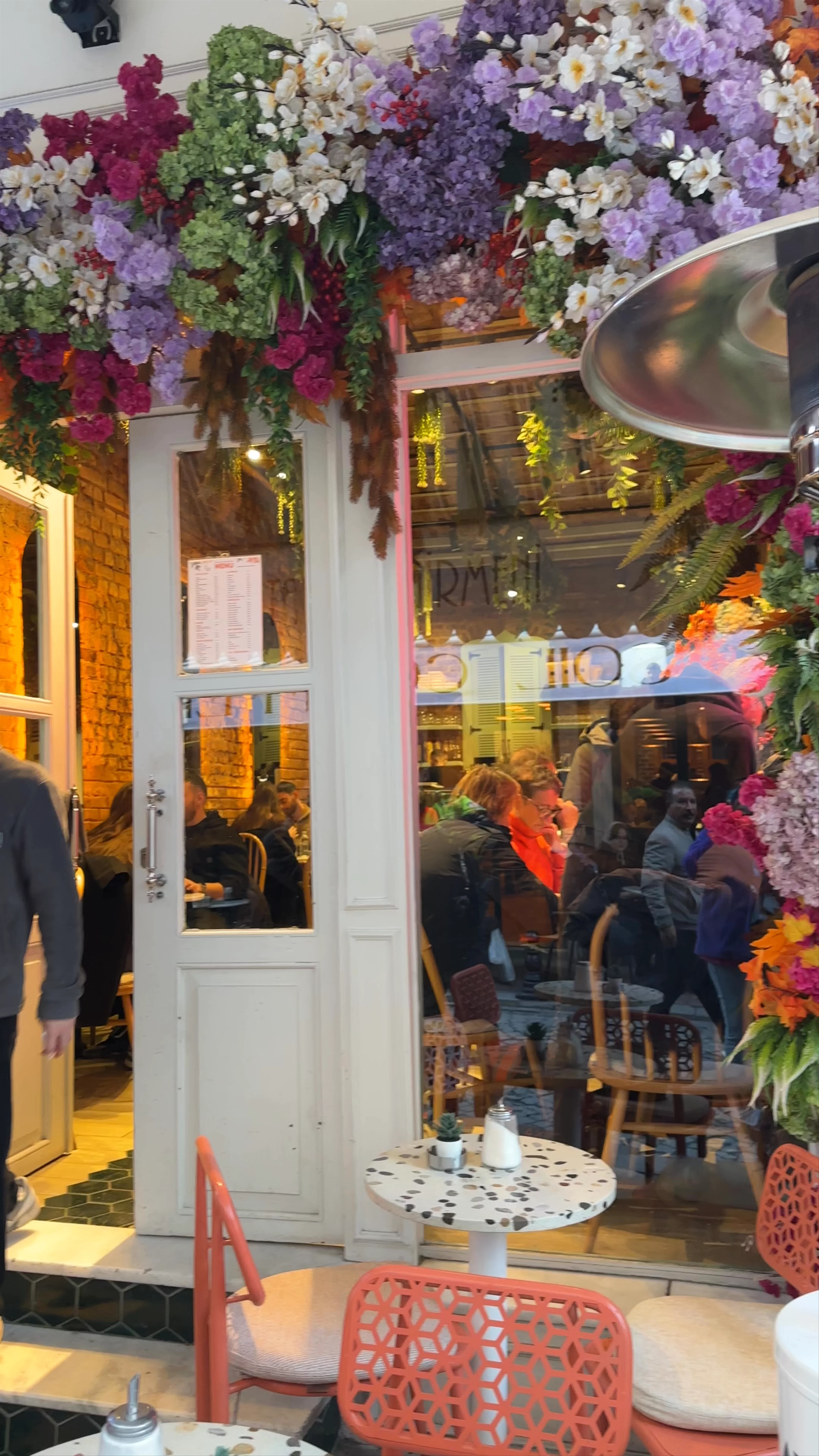 Levny Kitchen, Balat
