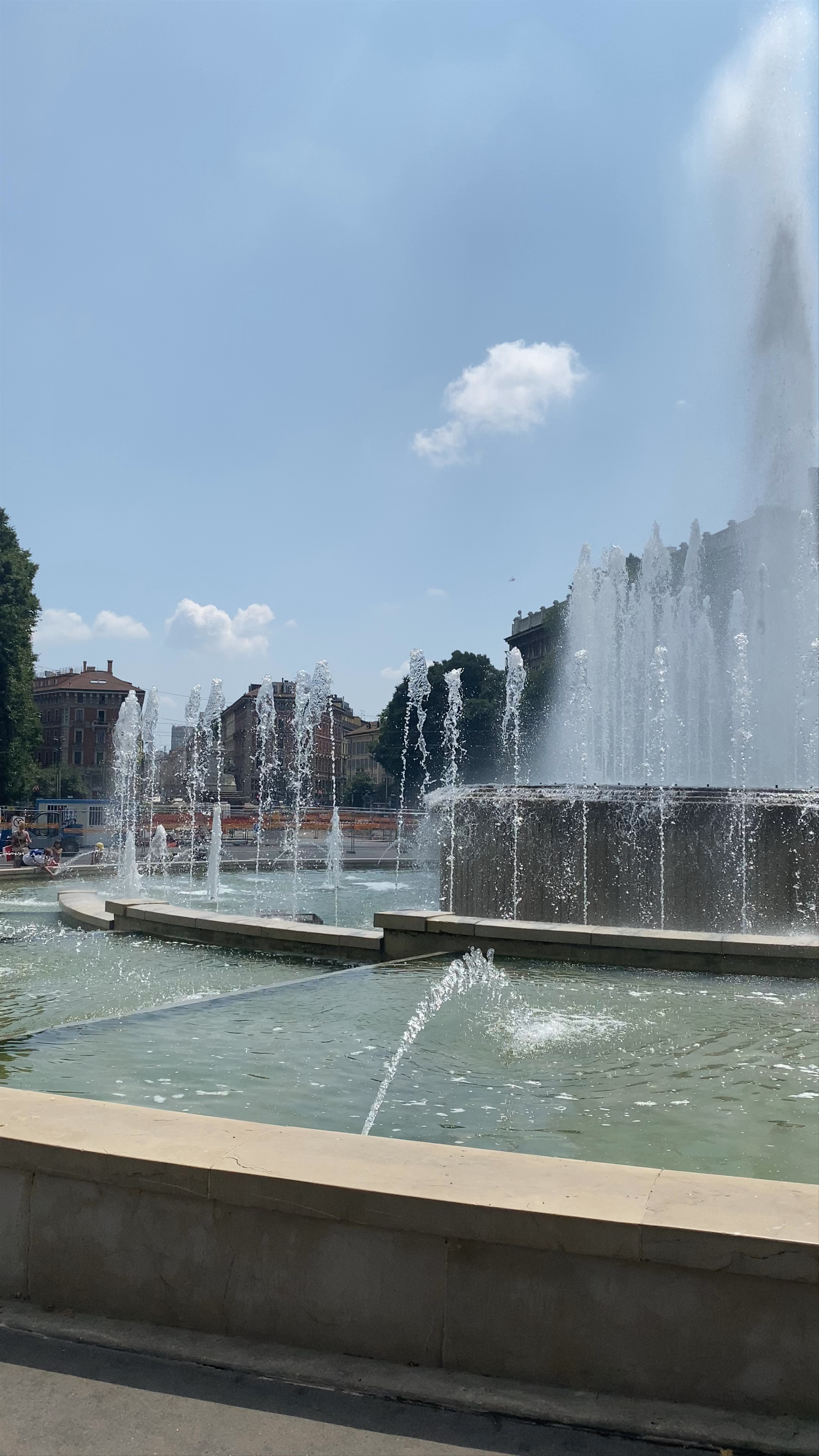 Fontana di Piazza Castello: Iconic Fountain in Milan