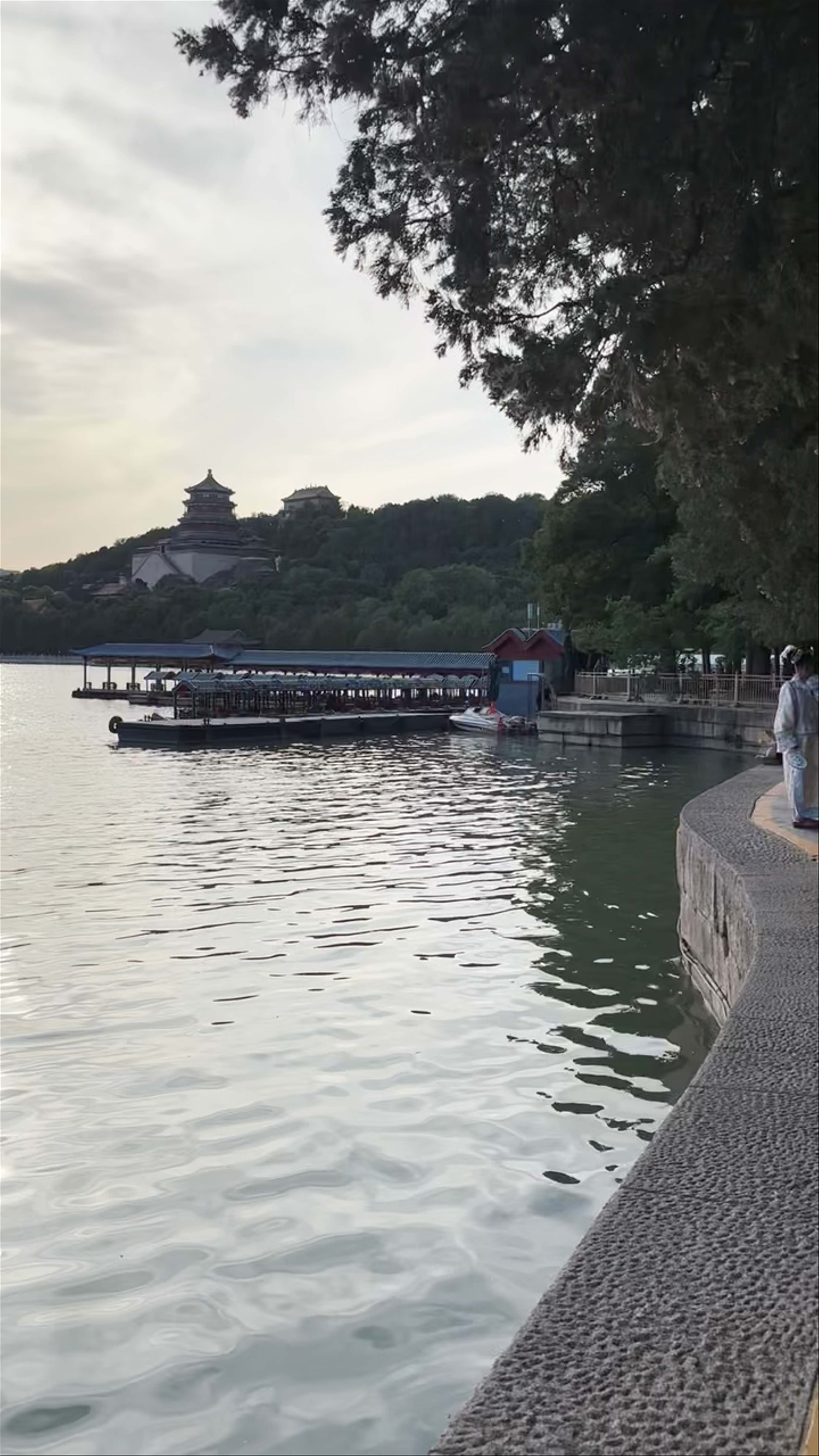 Heralding Spring Pavilion: A Tranquil Evening by the Lake in Beijing