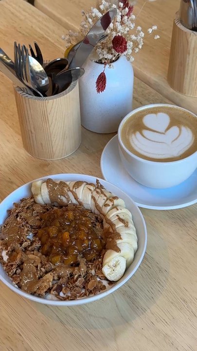 Lei Brilla - Latte and yogurt bowl (super big) - Coffee & Tea Near Me - Portland, Oregon
