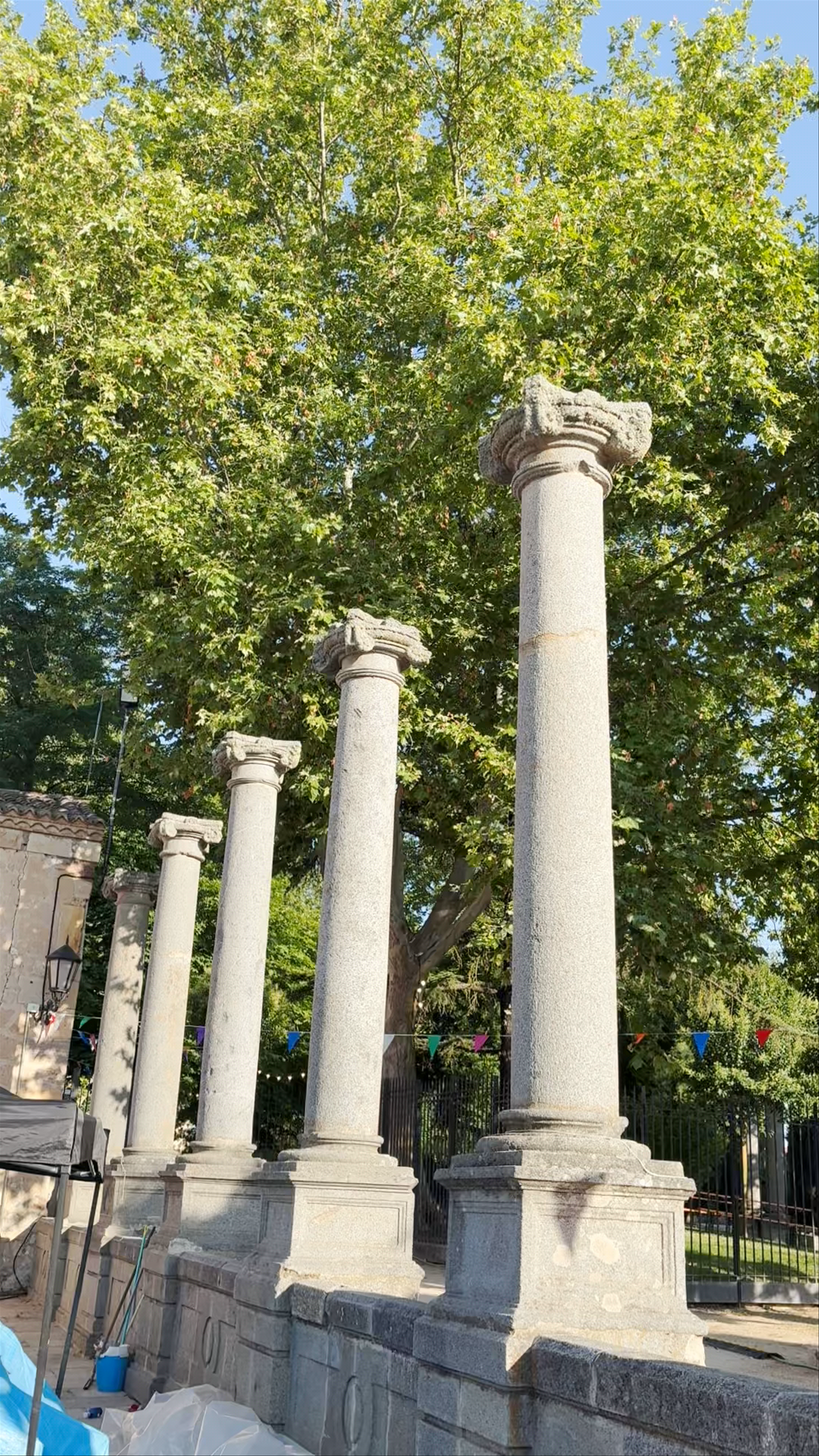 Arco y columnas del antiguo convento de San Jerónimo