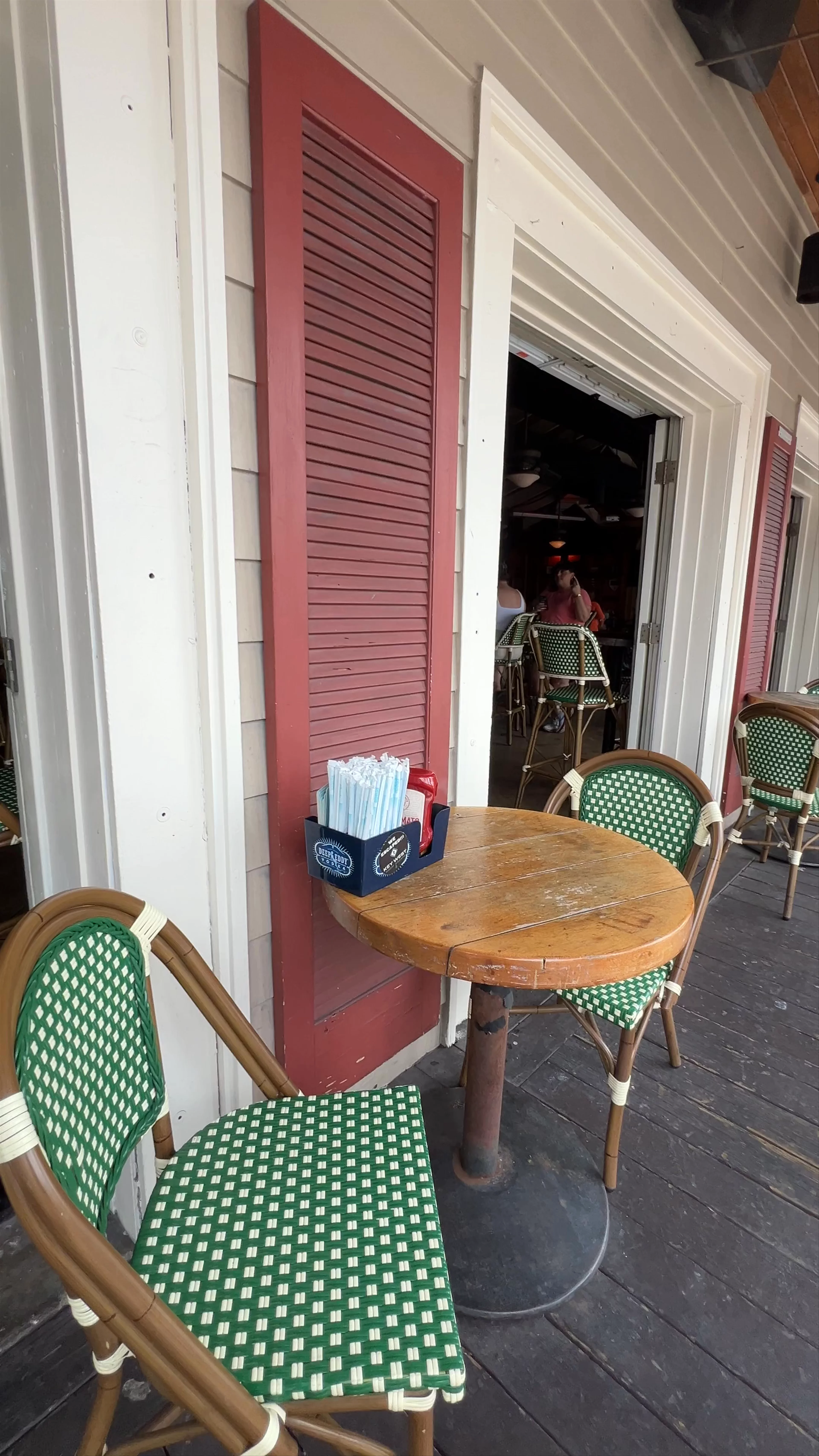 Island Dogs Bar