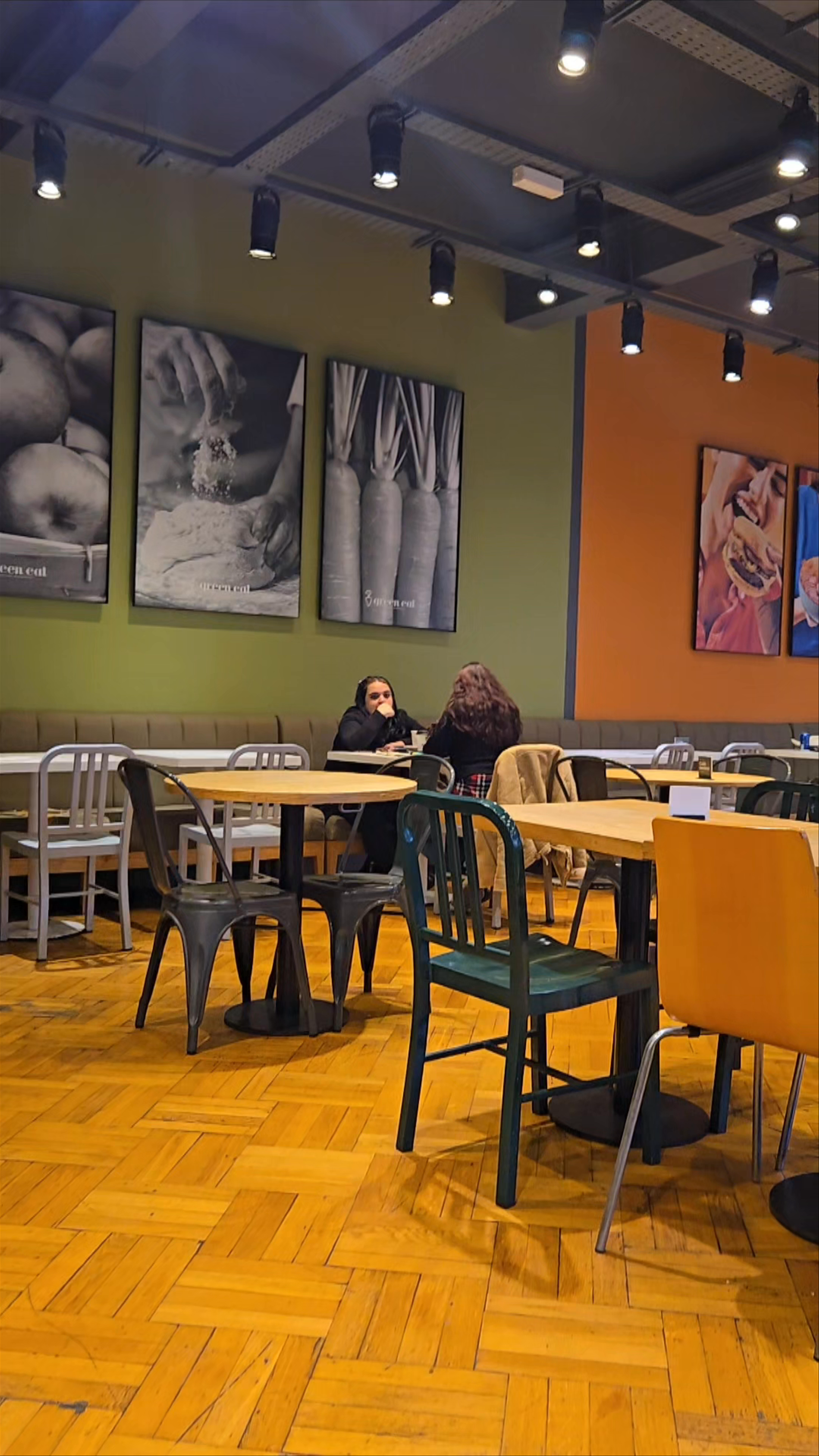 Green Eat: Cozy Urban Dining Experience in Buenos Aires
