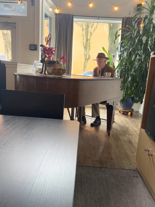 The Leaning Maple - Wonderful live piano performance - Coffee & Tea Near Me - Olympia, Washington