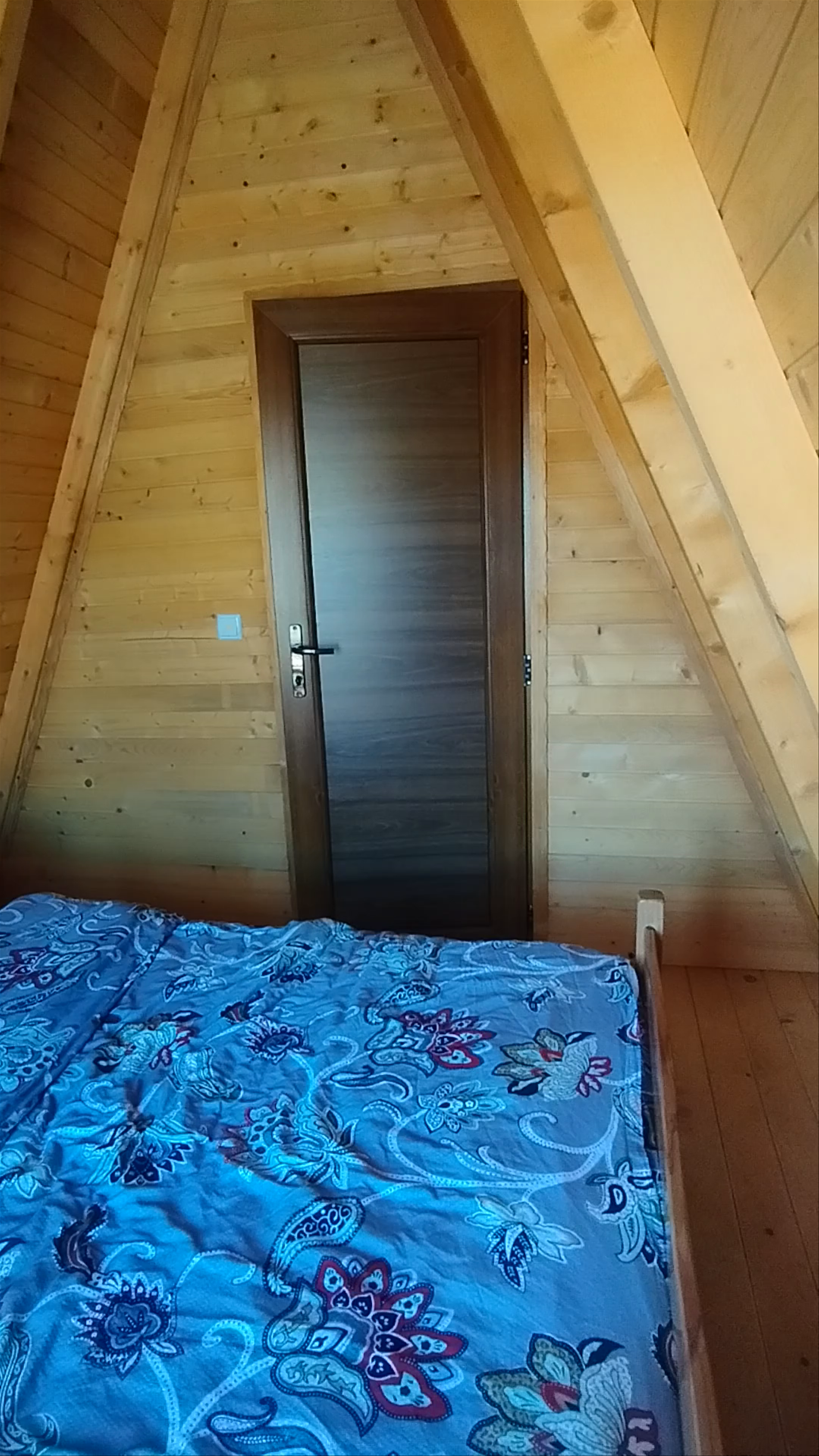 Cozy Villa Lakehouse Stay in Orllan – Rustic Mountain Escape