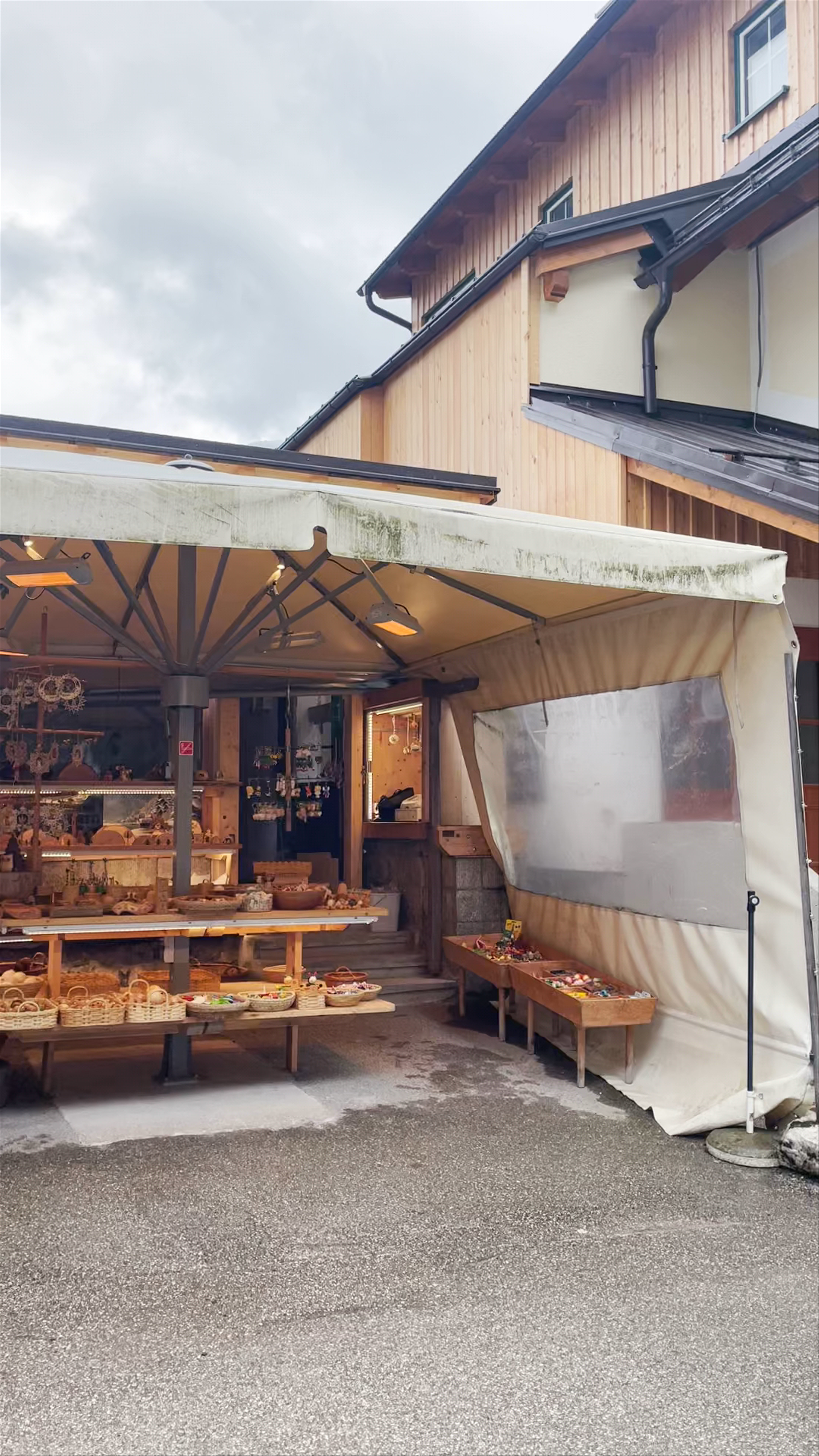 Kunsthandwerk Janu: Traditional Handicrafts in Hallstatt, Austria