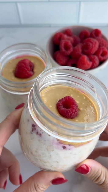 Peanut Butter Jelly Overnight Oats 🥜🍓🥣 | alicelovesbreakfast