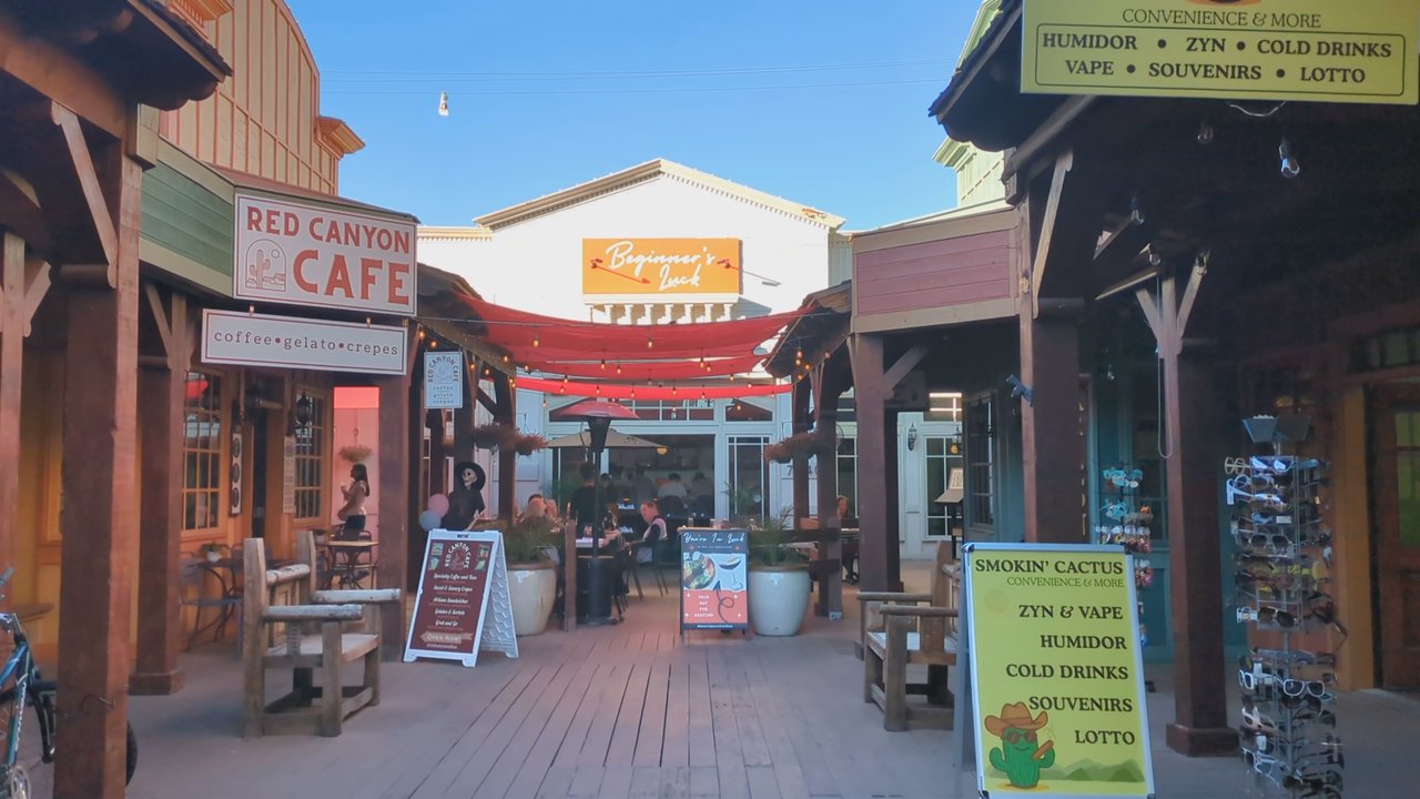 Beginner's Luck - Approaching entrance - Coffee & Tea Near Me - Scottsdale, Arizona