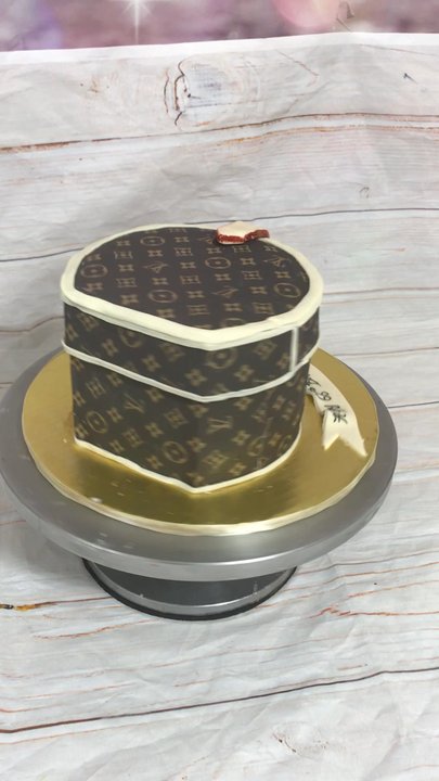 V’s Cake - Realistic LV handbag cake - Custom Cakes Near Me
