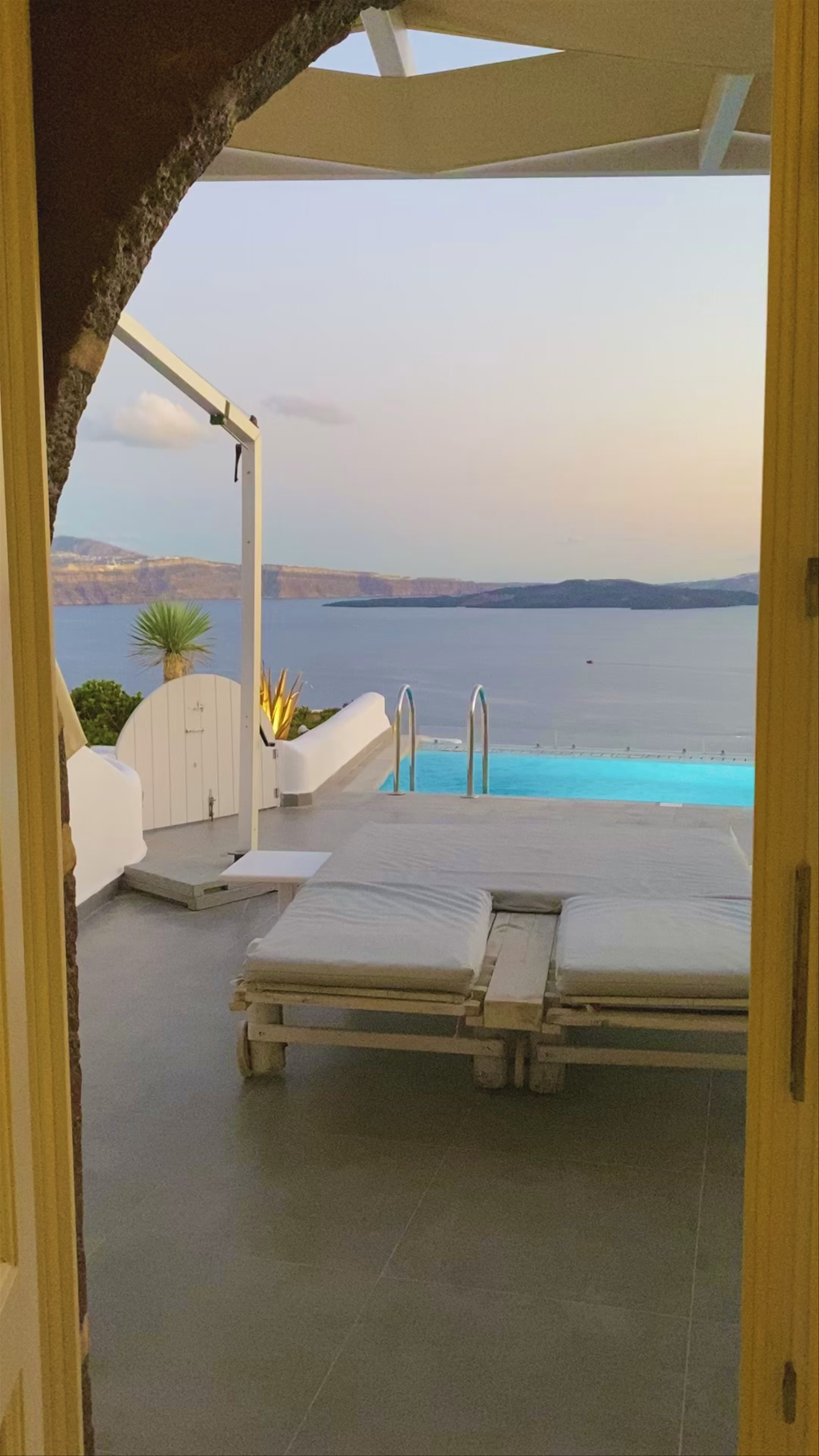 Santorini Secret Suites & Spa: Sunset Serenity Over the Caldera