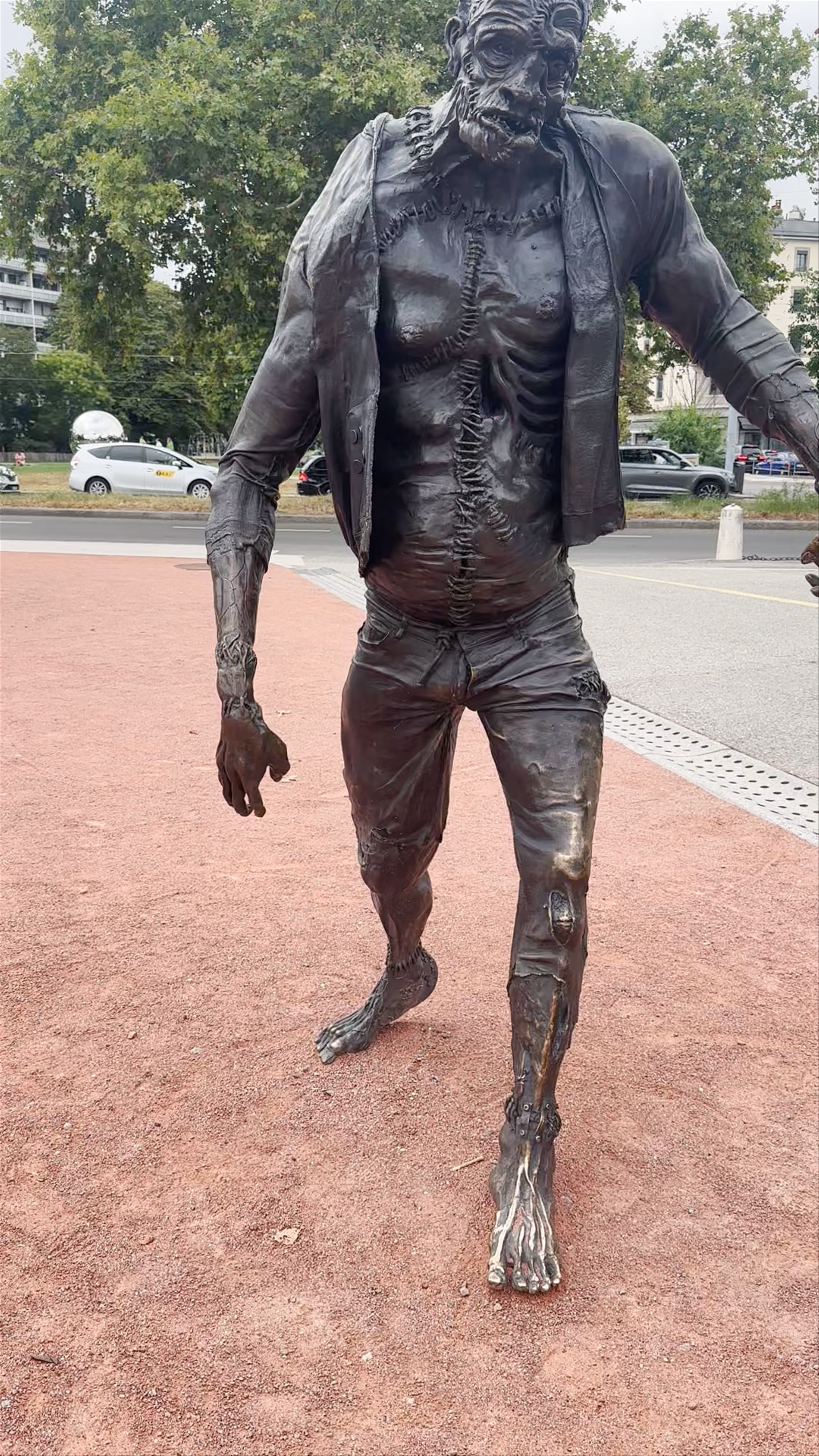 Monumento al Monstruo de Frankenstein in Geneva: Dark Urban Sculpture