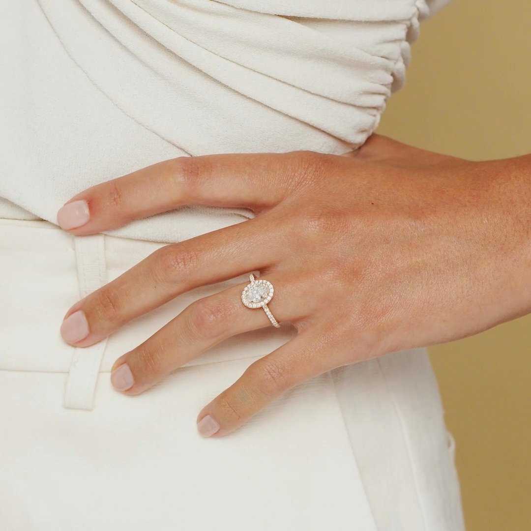 The Halo | Oval | 18k | White Gold | bandAccent: Pavé | haloSize: original | diamondOrientation: vertical | caratWeight: other