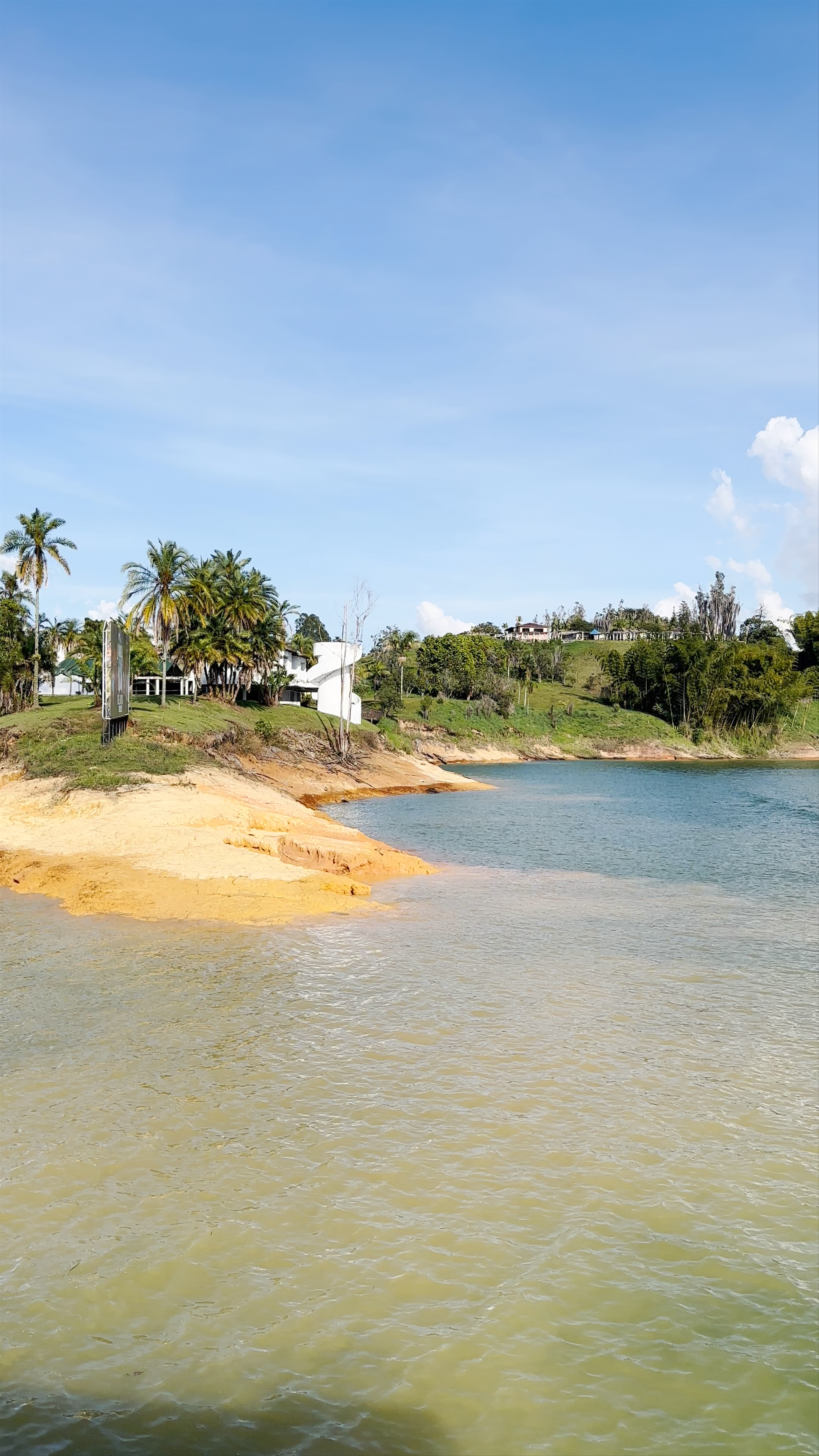 Finca La Manuela: A Peaceful Escape by the Waters of Peñol, Colombia