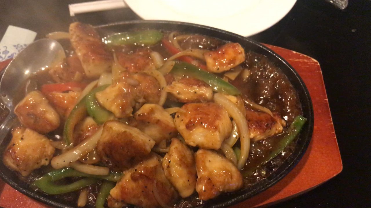 Fu Mon Lau - Sizzling Chicken with Black Bean Sauce... no joke on sizzling - Cantonese Near Me - Centerville, Ohio