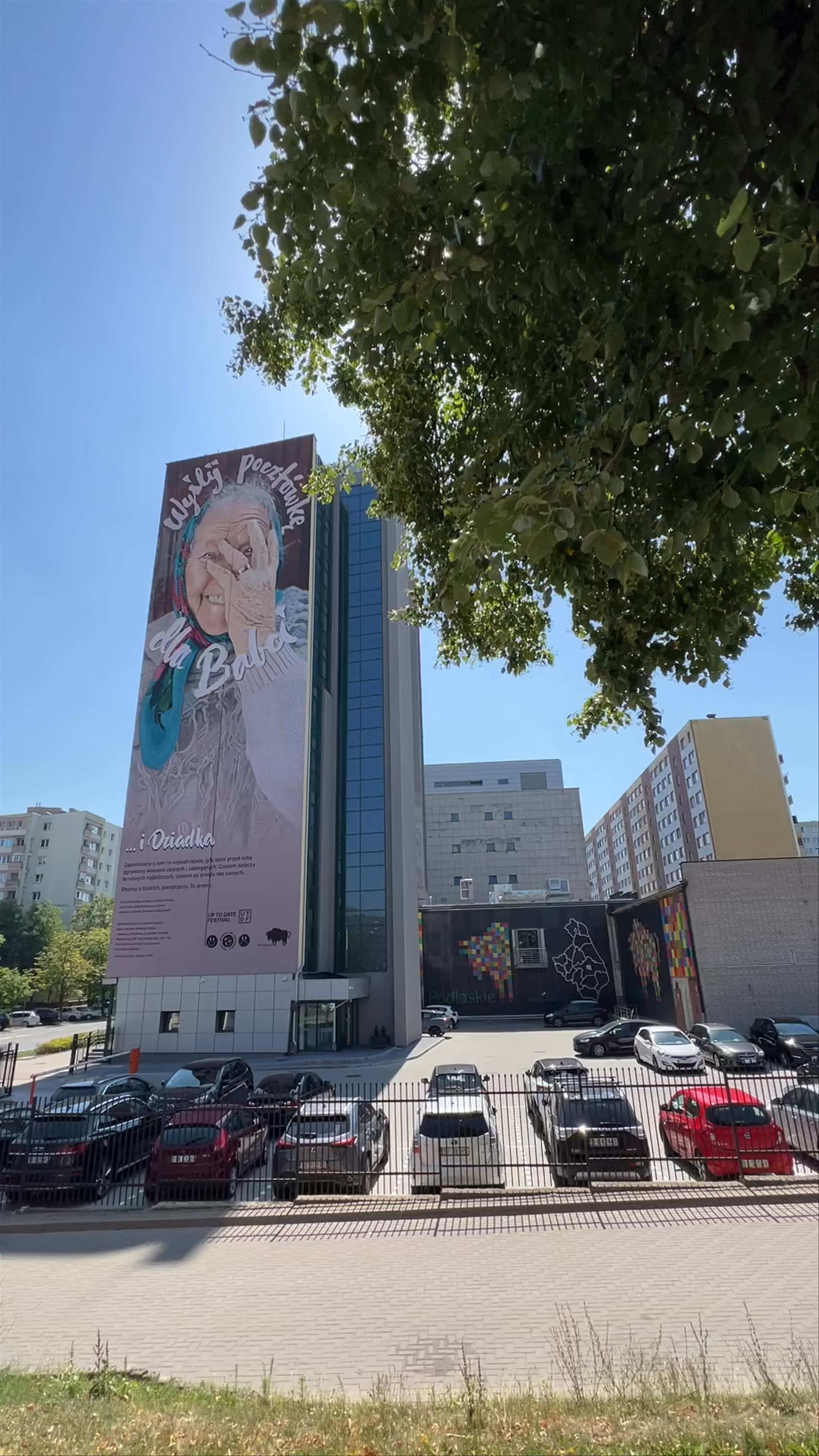 Mural "Wyślij pocztówkę do Babci i dziadka"