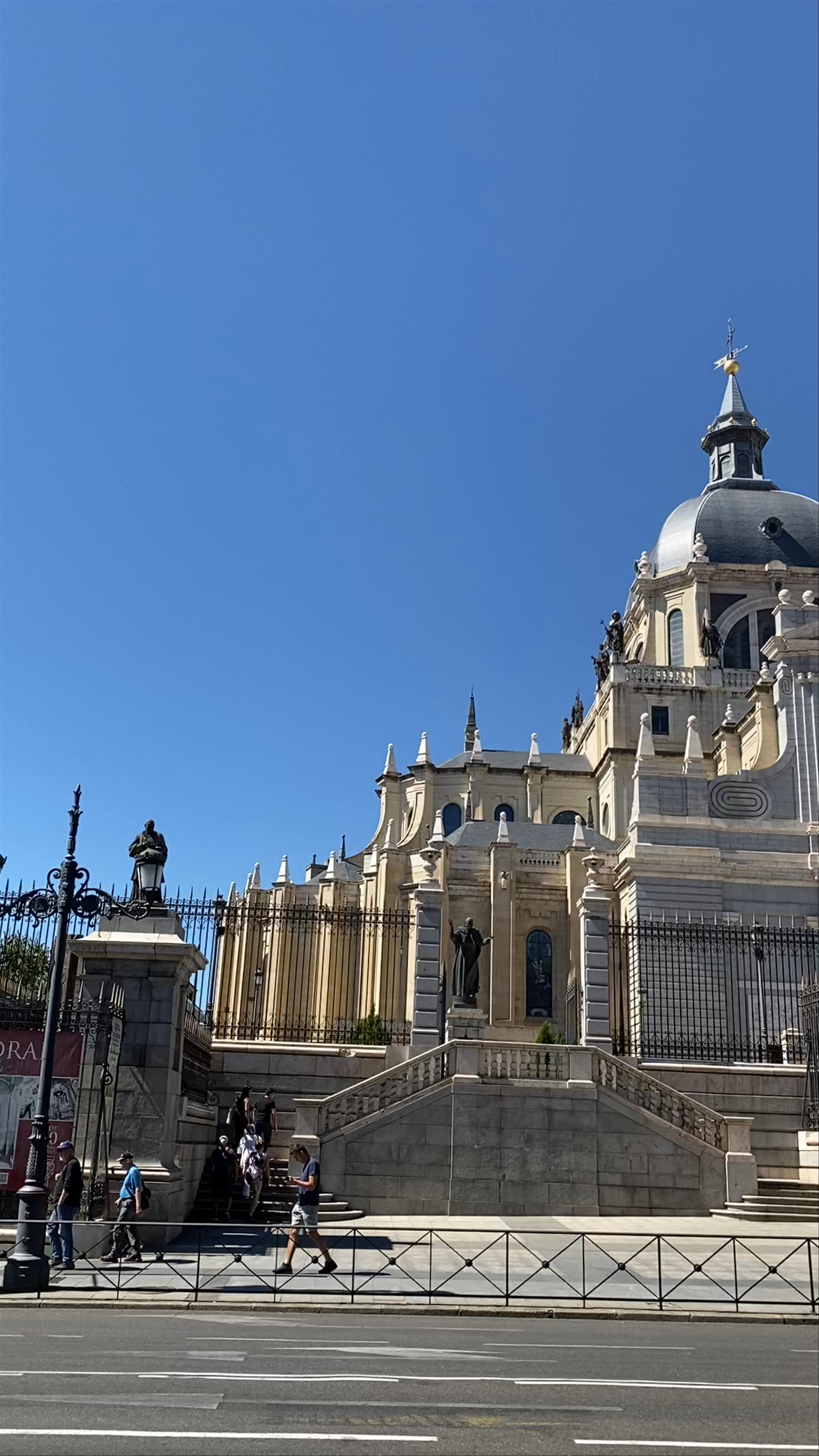 Catedral de Santa María la Real de la Almudena: Majestic Heritage in Madrid