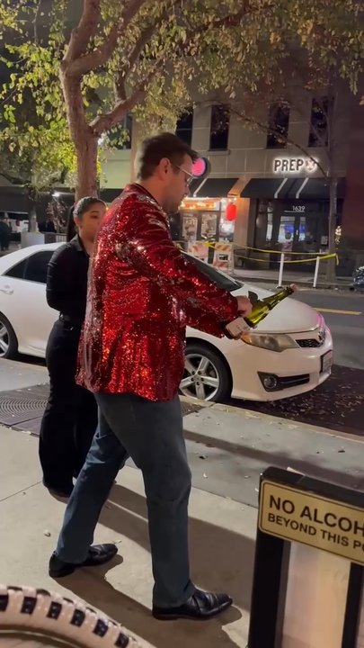Fizz Walnut Creek - Sabering the top off - Champagne Bars Near Me - Walnut Creek, California