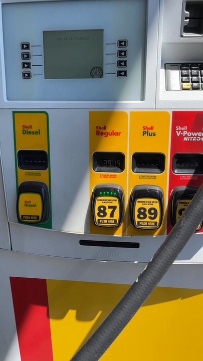 Shell Gas Station - Filling up before heading back down the hill - Gas Stations Near Me - Reno, Nevada