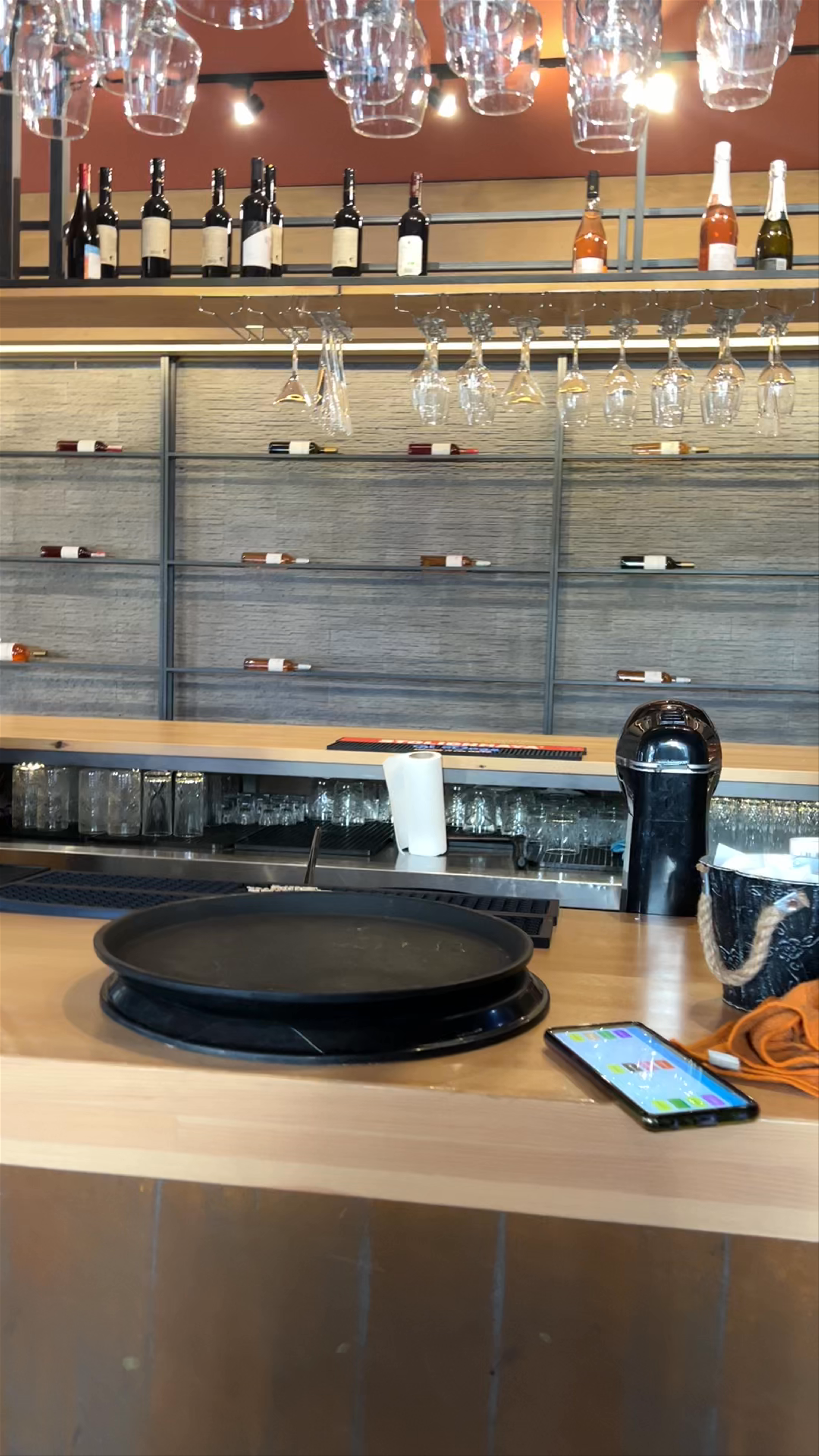 Β. Bistro Cafe Bar: Contemporary Wine Bar Experience in Giannitsa, Greece
