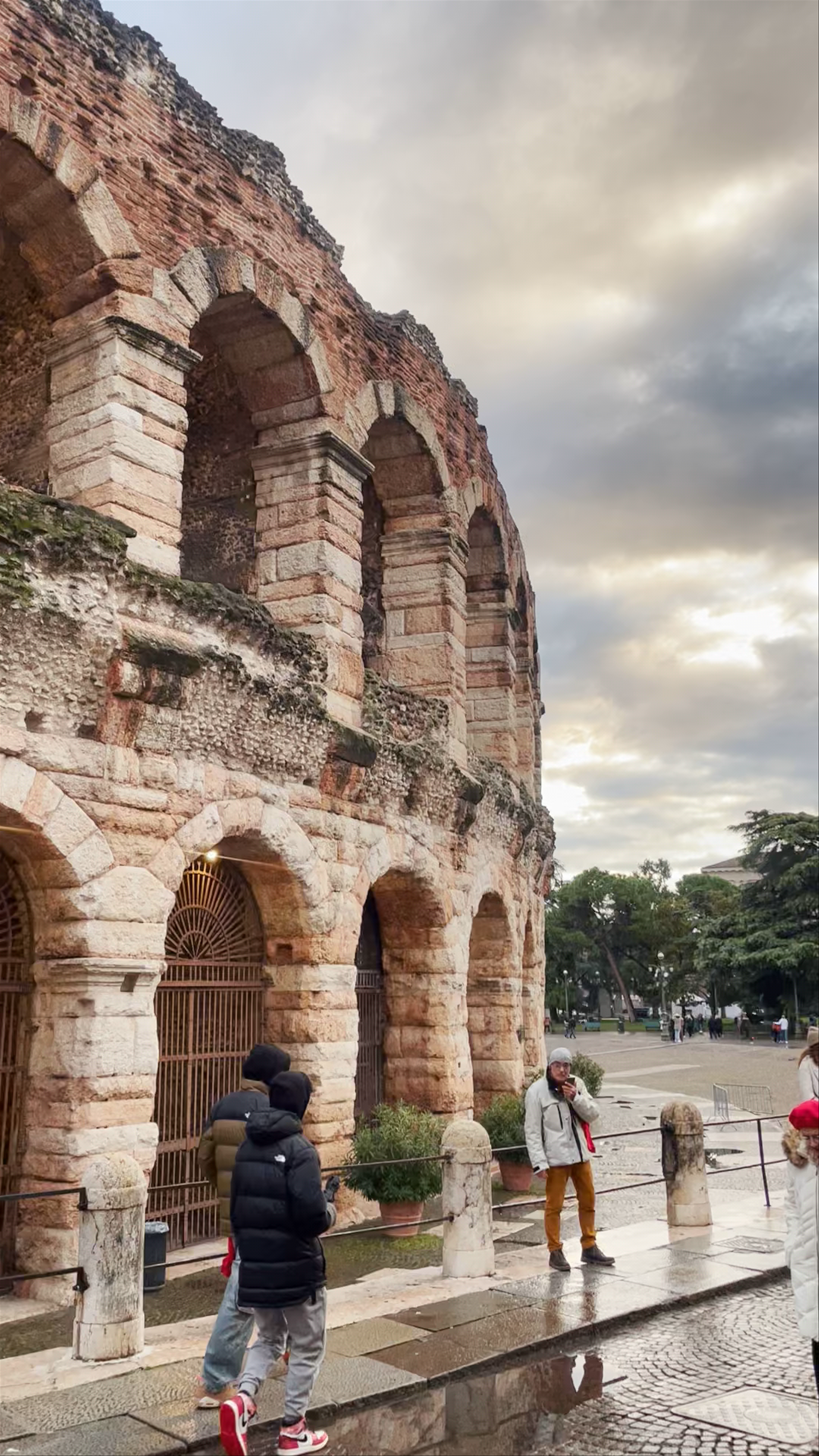 Verona Center: Historic Charm & Vibrant Piazza Life