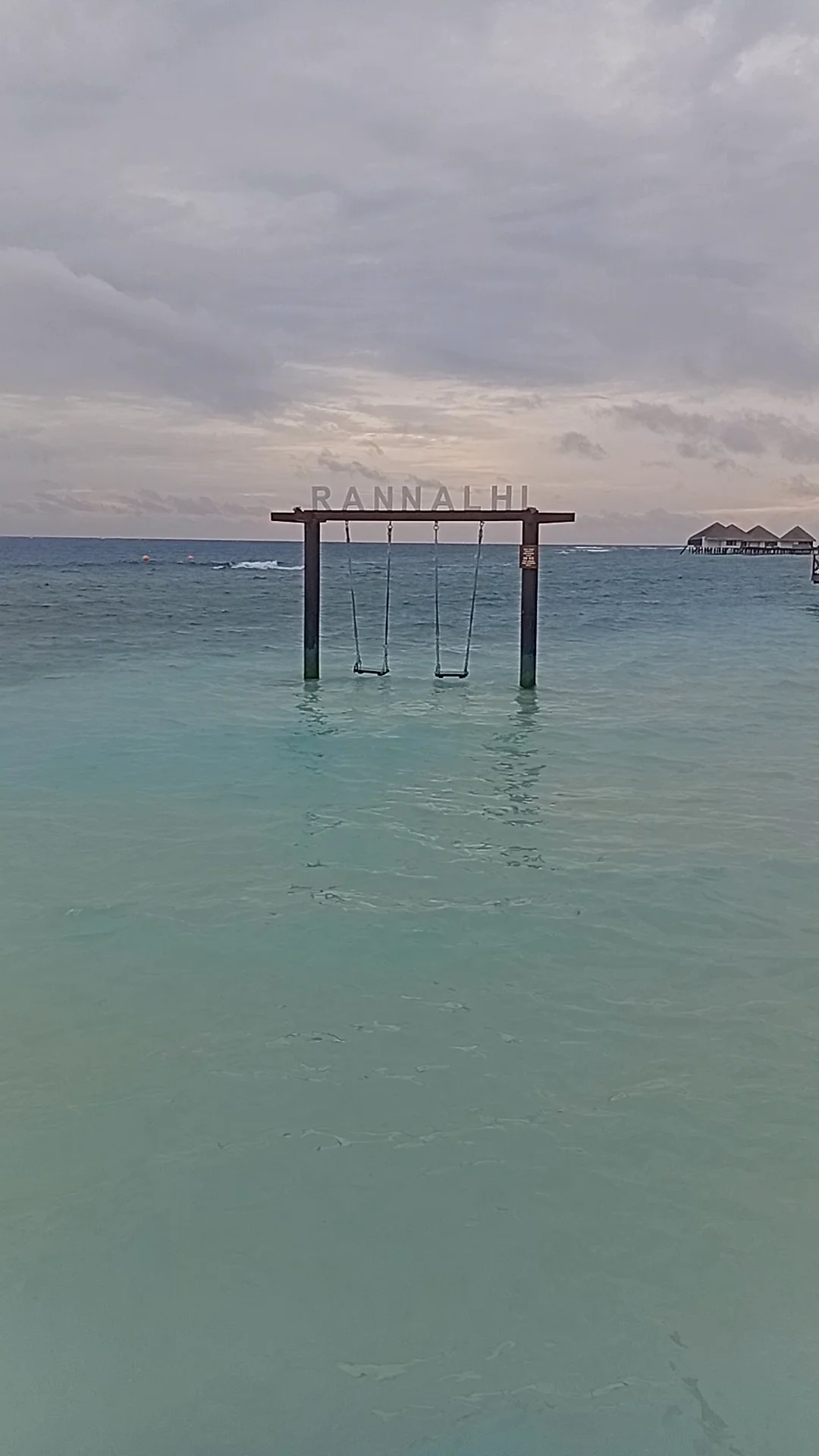 Video 9 · Martina · Maldivas Beach Life: relax, deportes acuáticos y baño con delfines