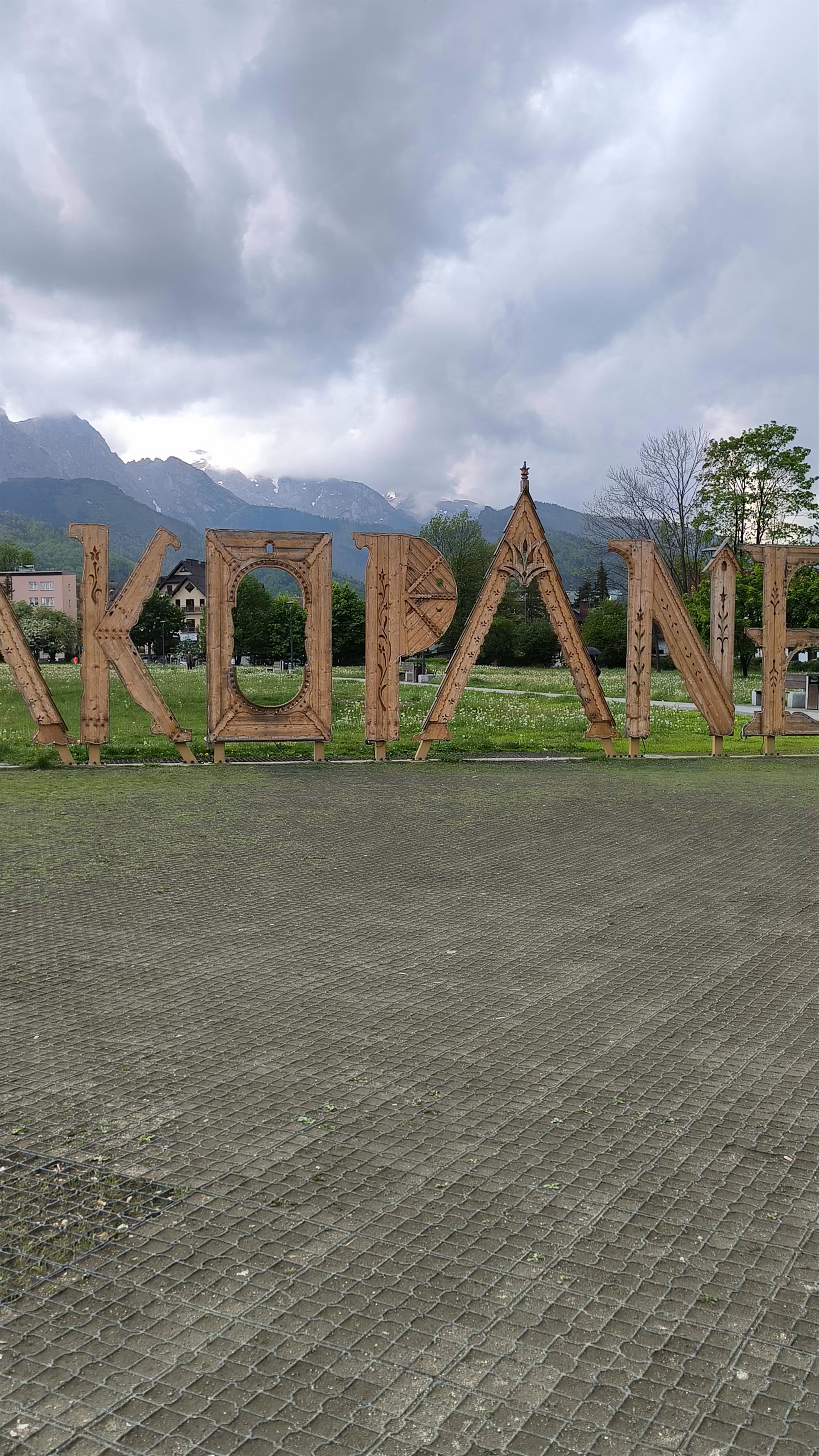 Świecący napis Zakopane: Majestic Mountain Welcome in Poland