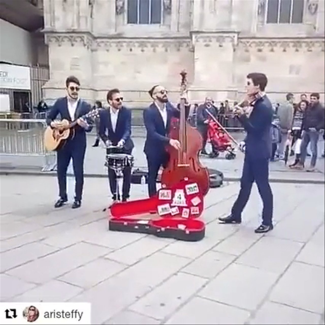 The Italian Roamers - Busking in Milan - video