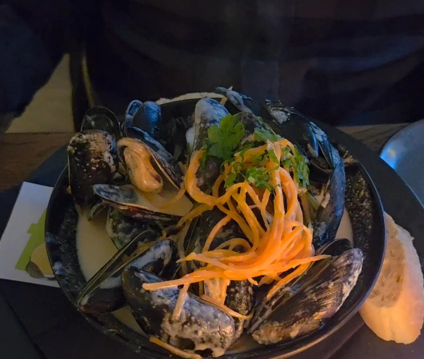 The Olive Kitchen & Bar - The delicious steaming bowl - American Near Me - København