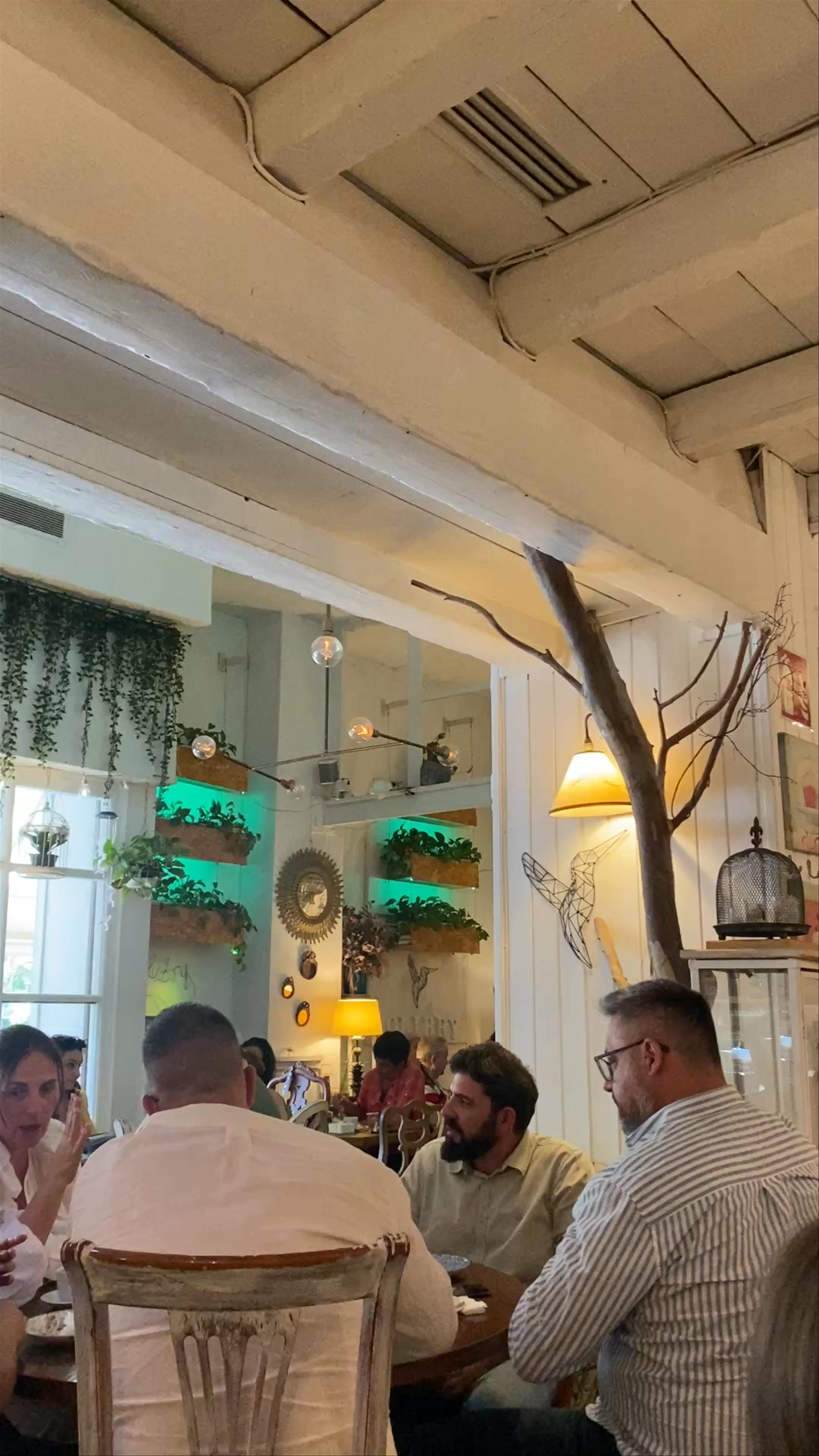 Cafetería Colibry: Cozy Gathering Spot in Sevilla, Spain