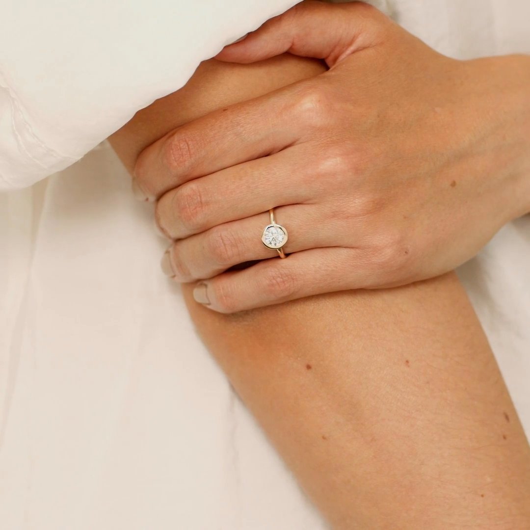 The Signature Bezel | Round Brilliant | 18k | White Gold | bandAccent: Plain | caratWeight: other | diamondOrientation: vertical