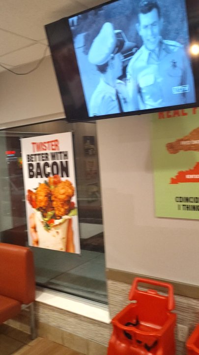 KFC - Dining room - Fast Food Near Me - Streamwood, Illinois
