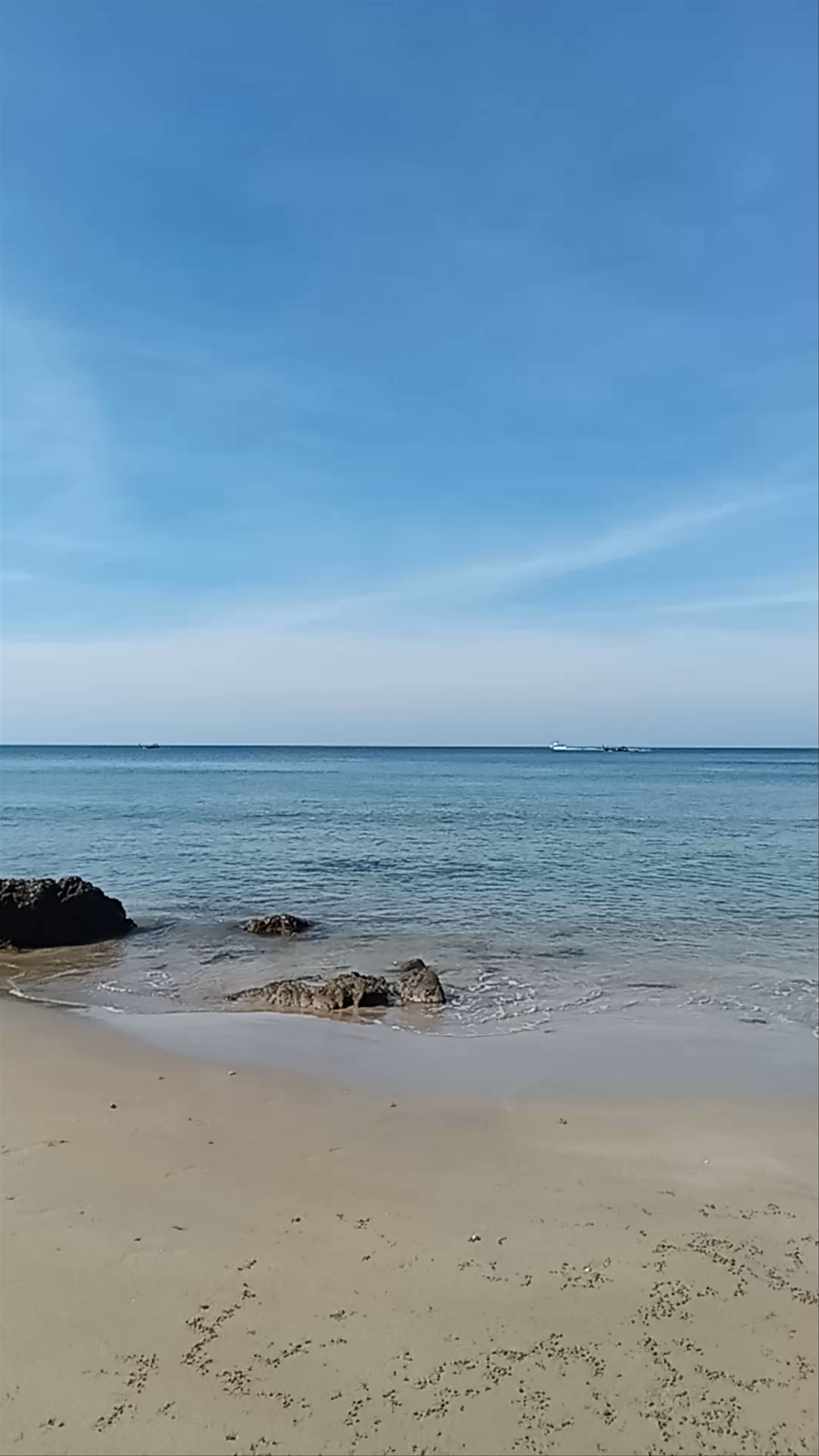 Kantiang Bay Serenity: Tranquil Beach Vibes in Ko Lanta, Thailand