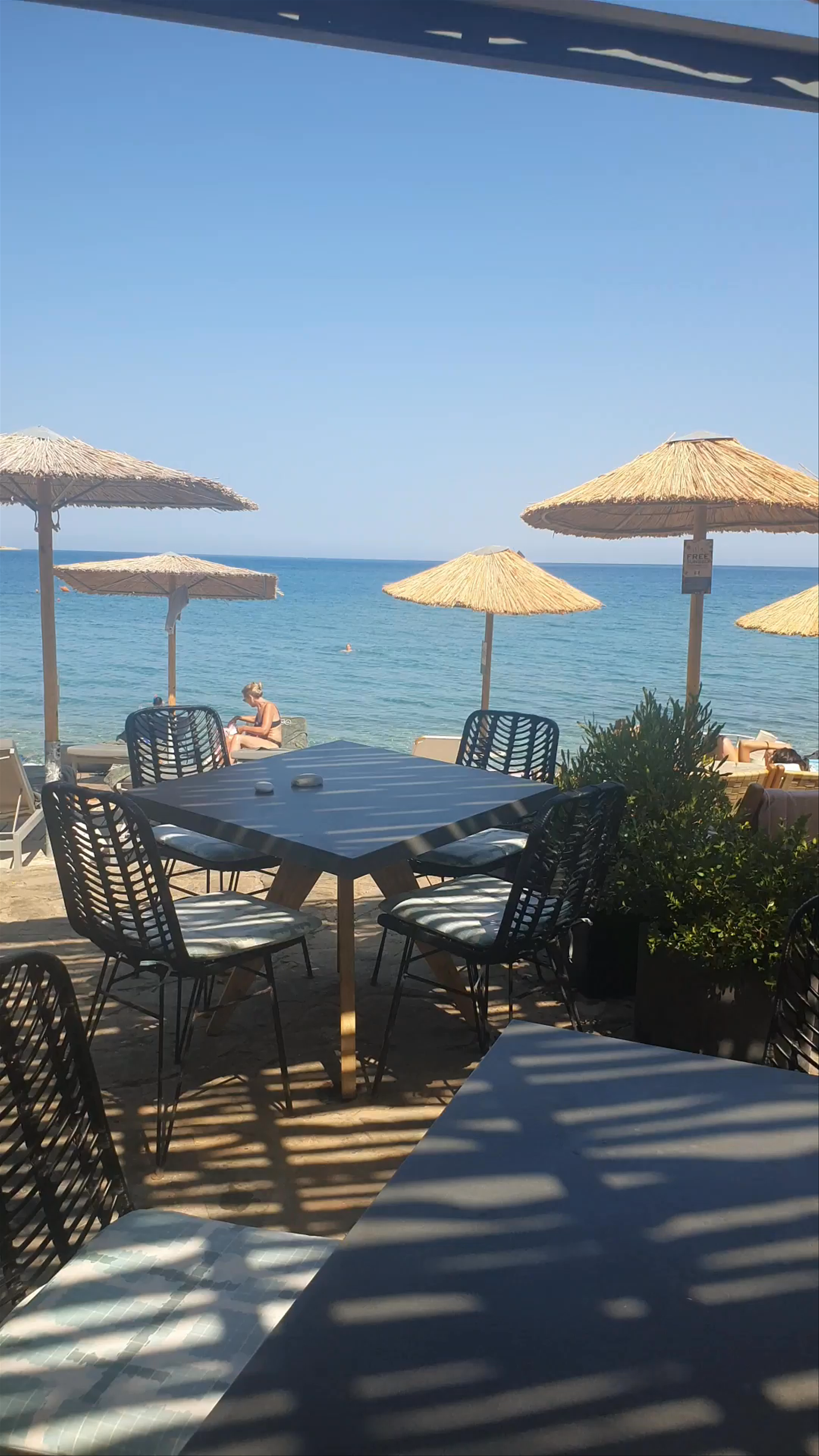 Cayo Stone Beach House: Serene Coastal Dining in Plaka, Greece