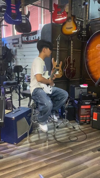 Consumer Music - Testing out the amp - Musical Instruments & Teachers Near Me - Vallejo, California