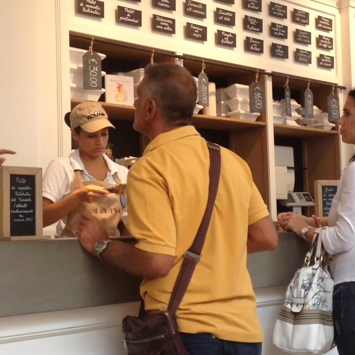 La Romana - Servendo il gelato - Ice Cream & Frozen Yogurt Near Me - Rome, RM