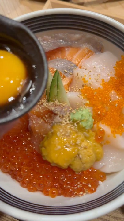 Totoya - Rainbow thingy - Sushi Bars Near Me - Honolulu, Hawaii