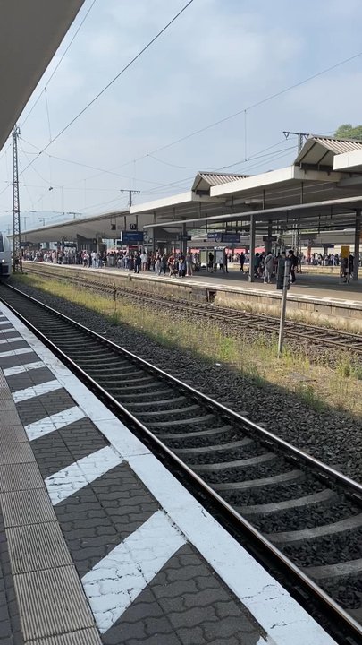 Koblenz Hauptbahnhof - Einfahrender Zug... - Train Stations Near Me - Koblenz, RP