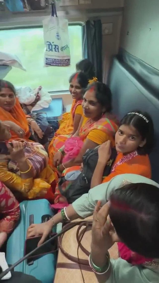 ट्रेनों में कांवड़ यात्रा की भीड़: 3AC में भी खड़े-खड़े सफर!