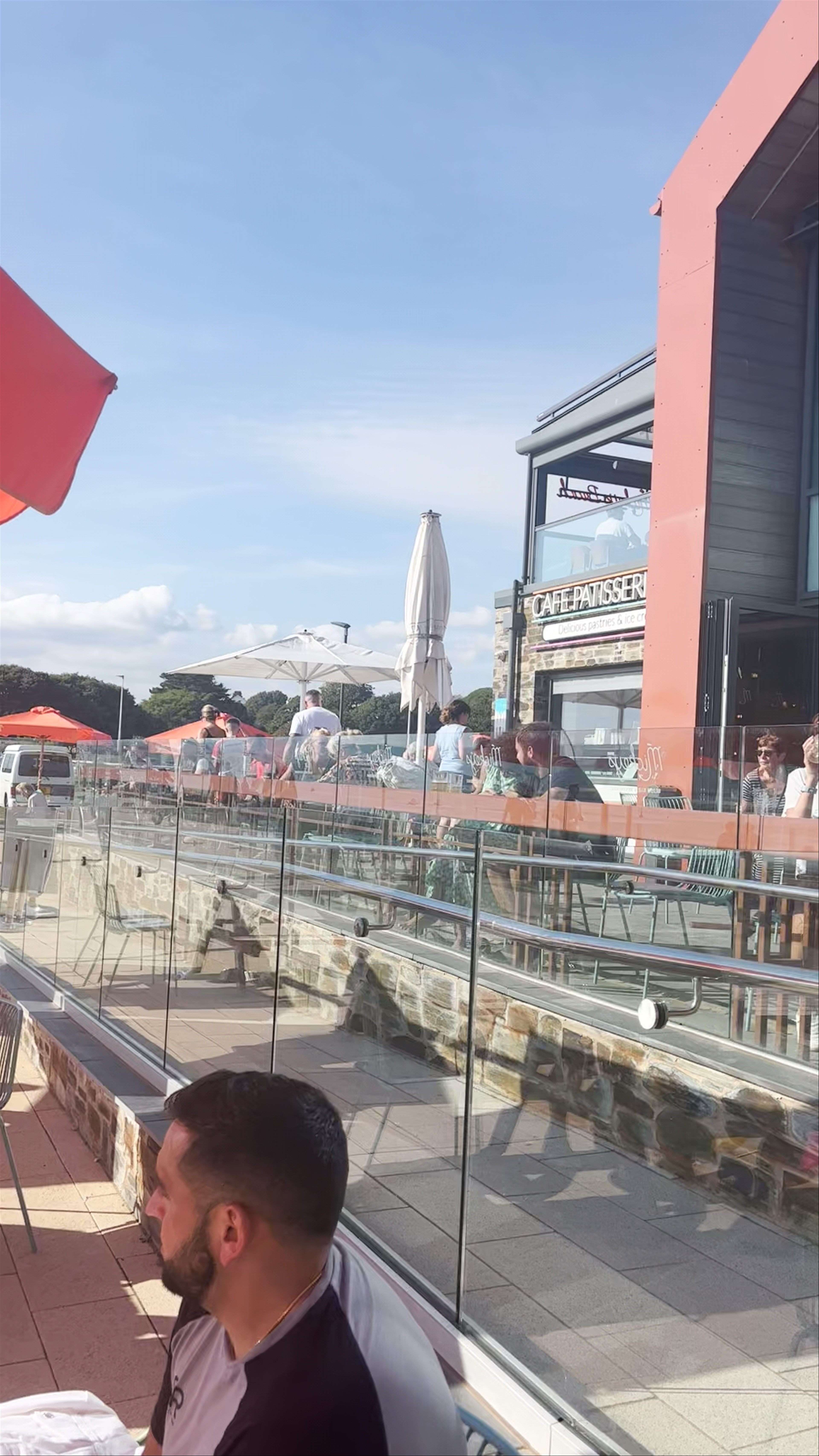 Mickeys Beach Bar & Restaurant