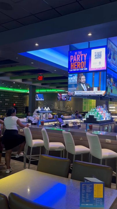 Dave & Buster's - Nobody care you in this restaurant don't go - American Near Me - Brooklyn, New York