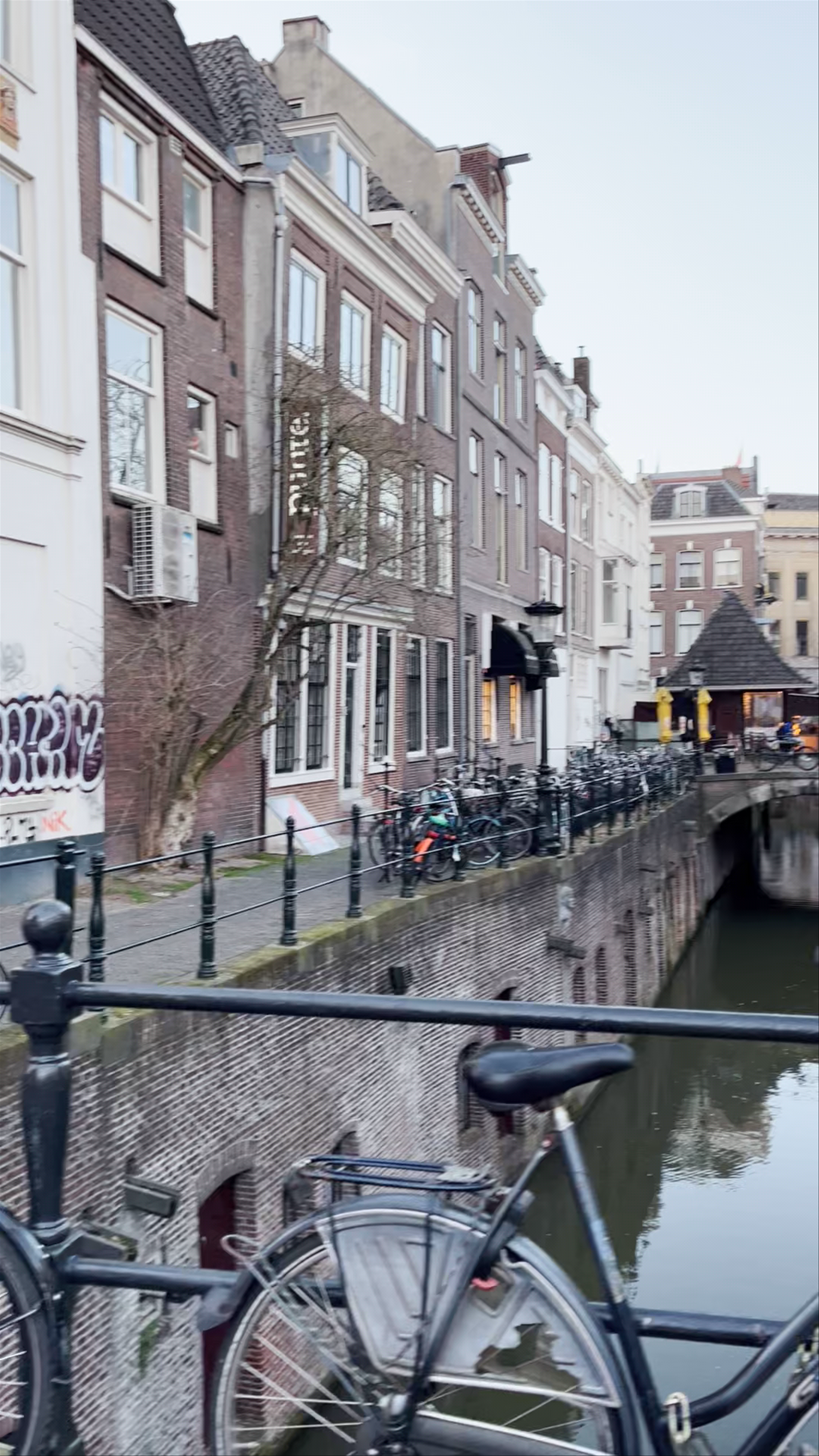 Charming Canal View and Urban Vibes in Utrecht