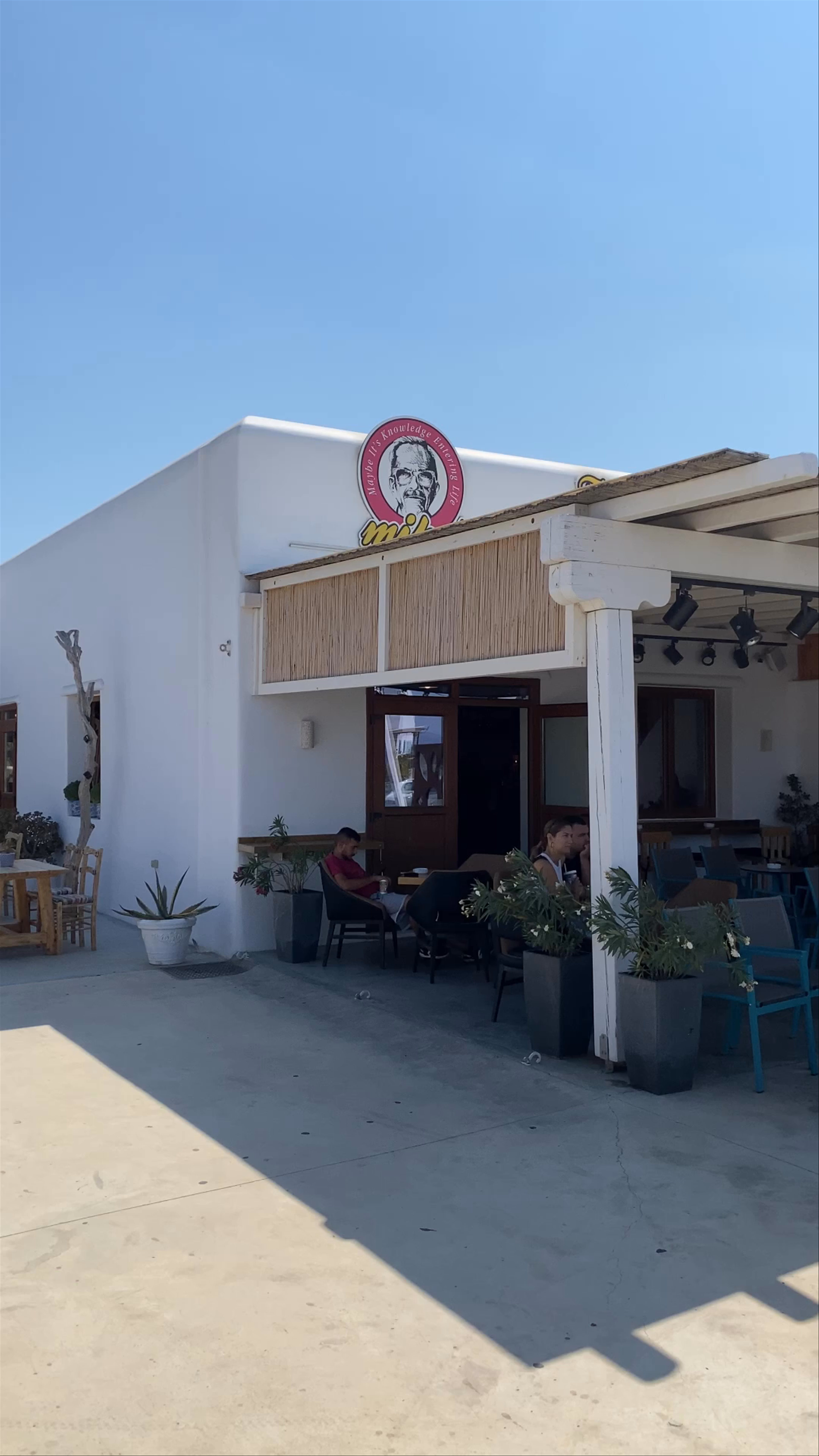 Mikel Coffee Company: Relaxed Island Vibes on Mykonos, Greece