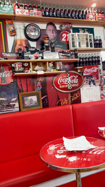 Z's Burgers - Old fashioned décor - Burgers Near Me - Mukilteo, Washington