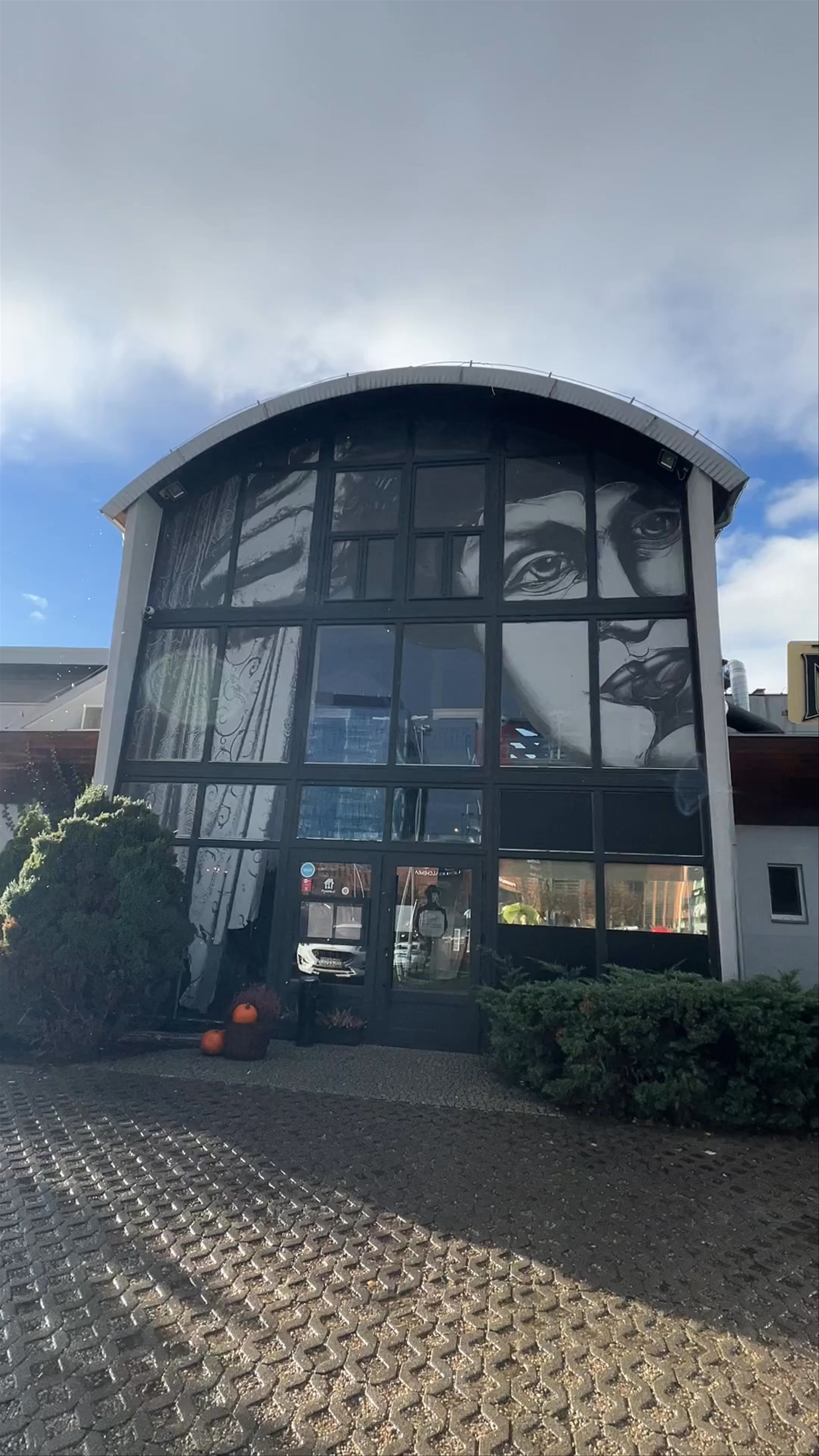 Manekin Restaurant Exterior: Artistic Vibes in Gdańsk, Poland