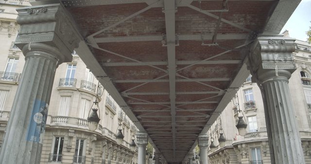 Bir-Hakeim Bridge in Paris 